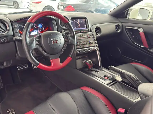 Nissan GT-R view 10