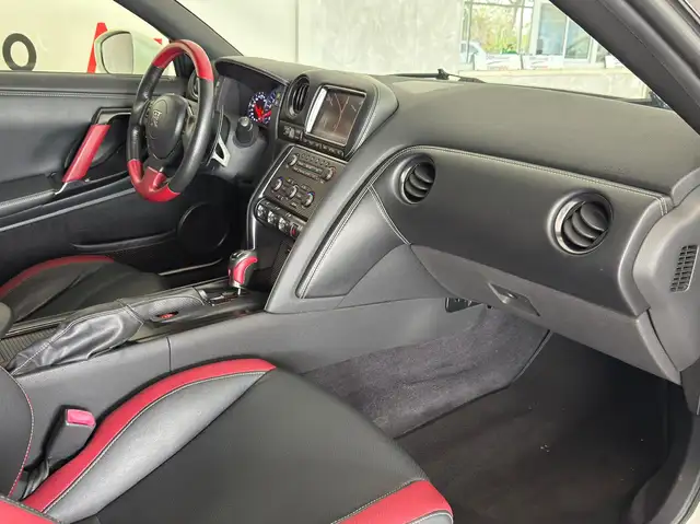 Nissan GT-R view 7