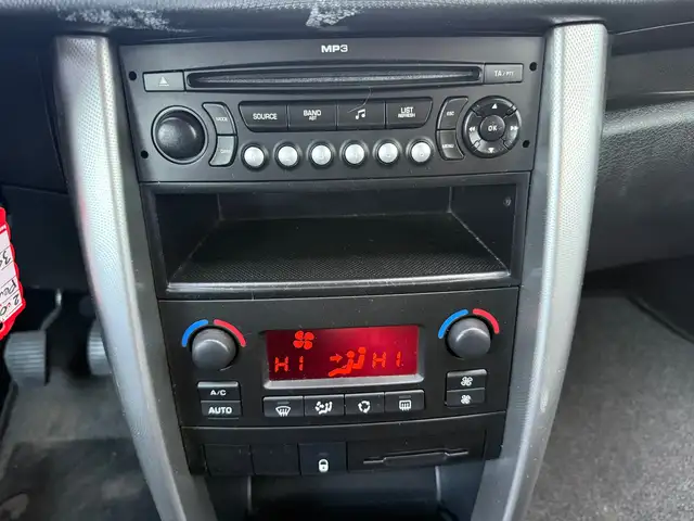 Peugeot 207 view 11