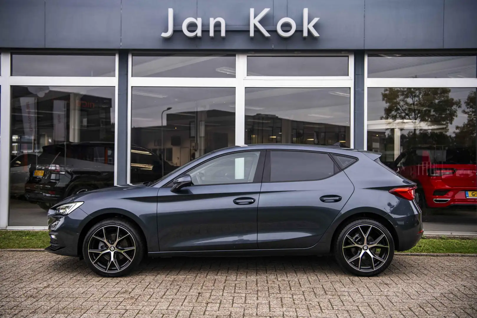 SEAT Leon 1.0 TSi 110 pk Style Business Intense | LED Signat Grijs - 2