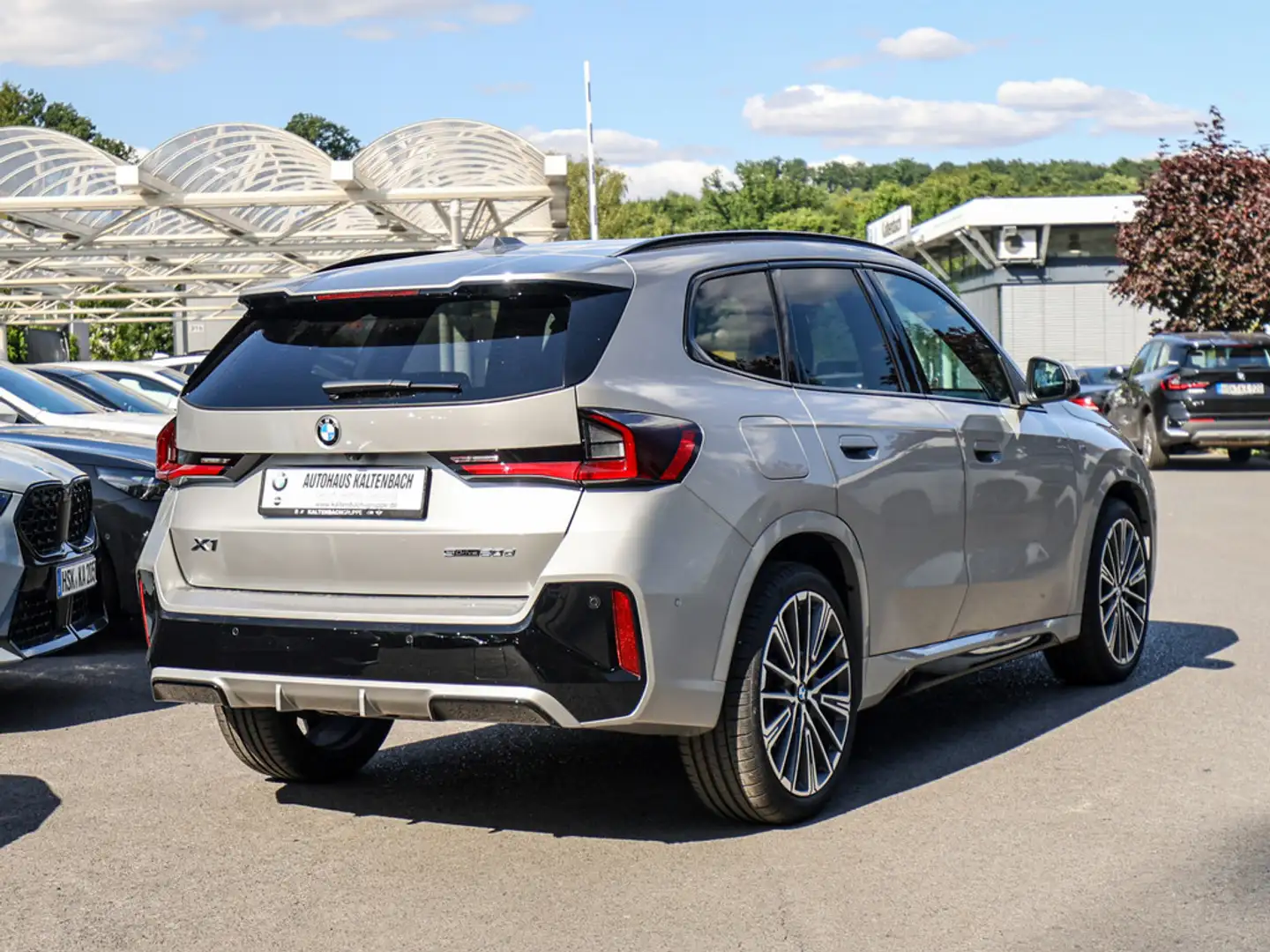 BMW X1 sDrive 20d M-Sport PANO LED ACC AHK NAVI Argent - 2