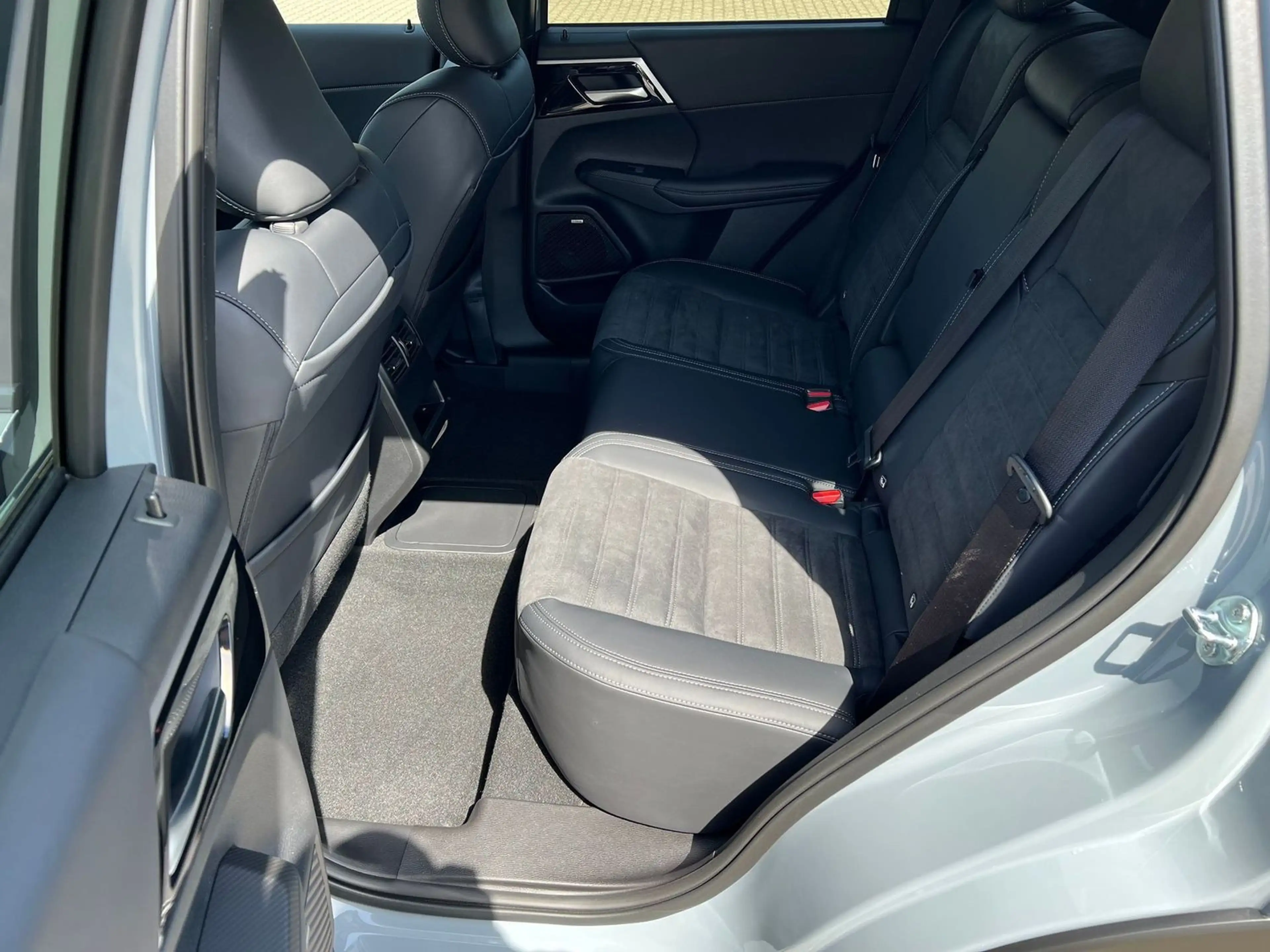 Mitsubishi Outlander Plug-in Hybrid Intro Edition *HEAD-UP*20"ZOLL*AHK — photo 15