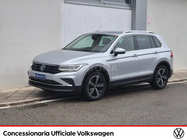 Volkswagen Tiguan view 3