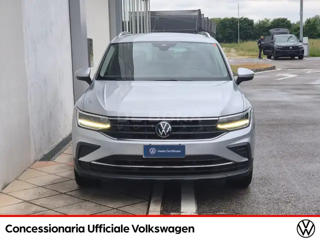 Volkswagen Tiguan view 4