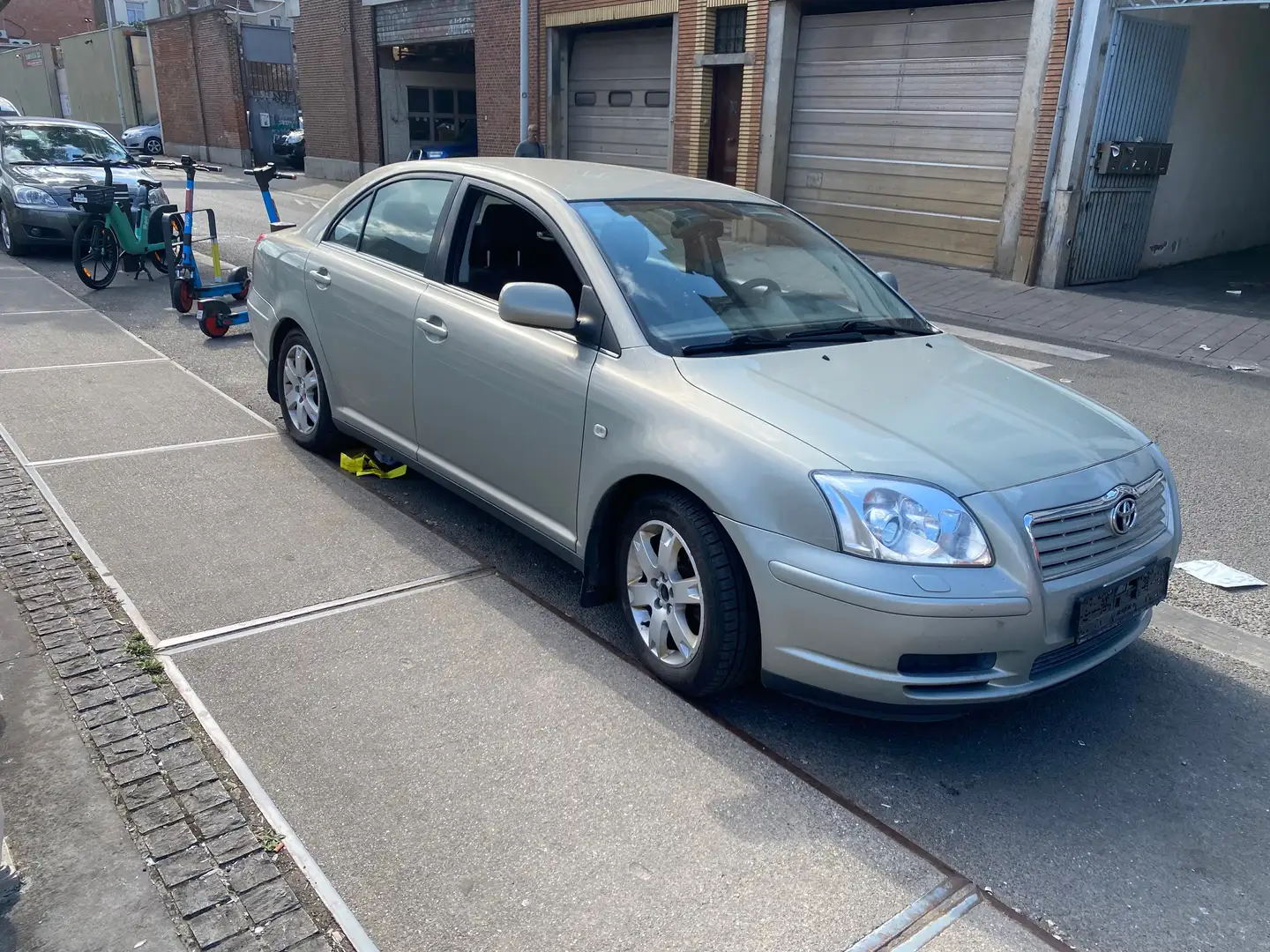 Toyota Avensis 1.6i VVT-i 16v Linea Sol - 1
