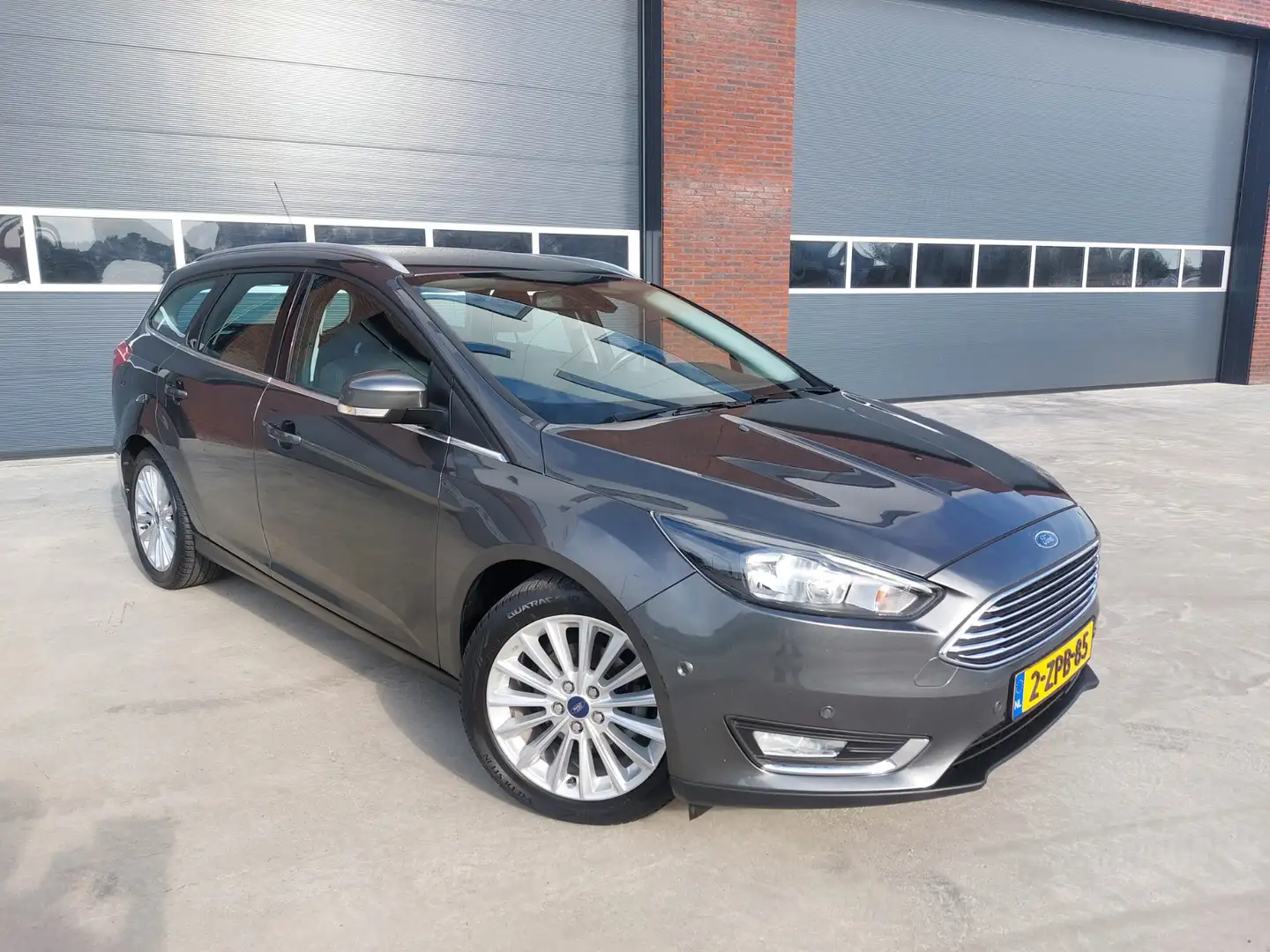 Ford Focus Wagon 1.0 Titanium Edition Airco/ECC/LMV/NAV Grijs - 1