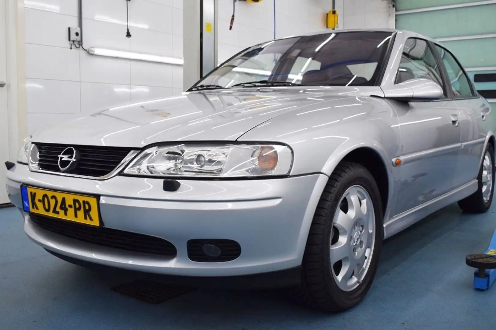 Opel Vectra 2.2 Grey - 2