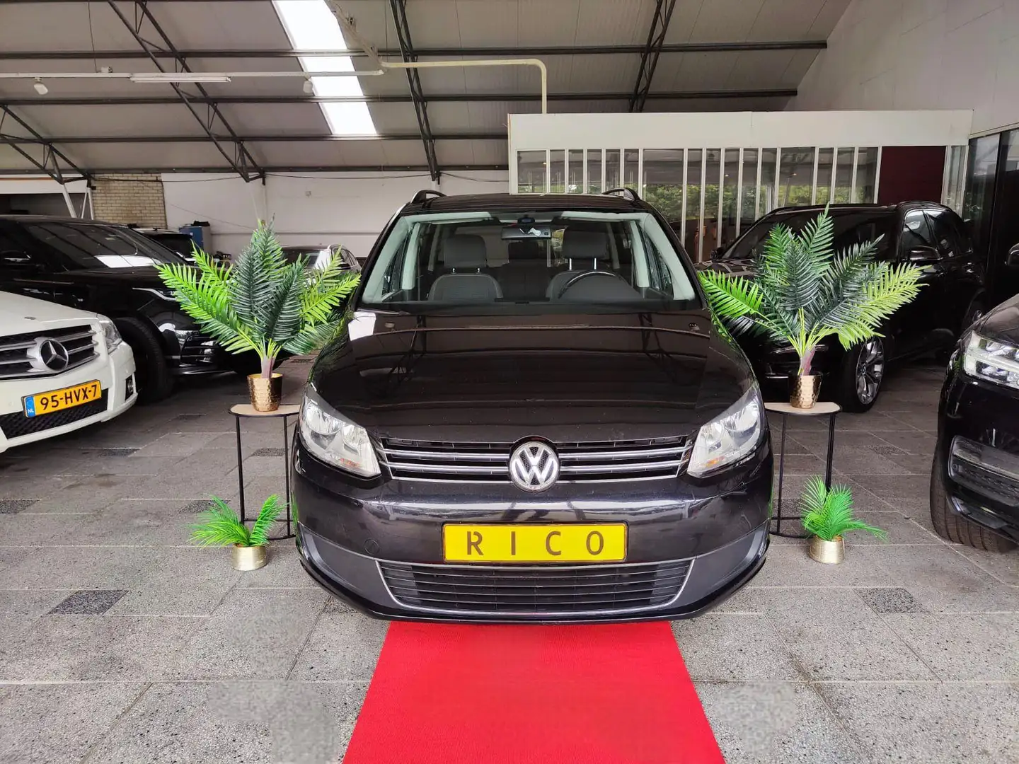 Volkswagen Touran 1.6 TDI AUT HIGHLINE FULL 2013! Zwart - 1