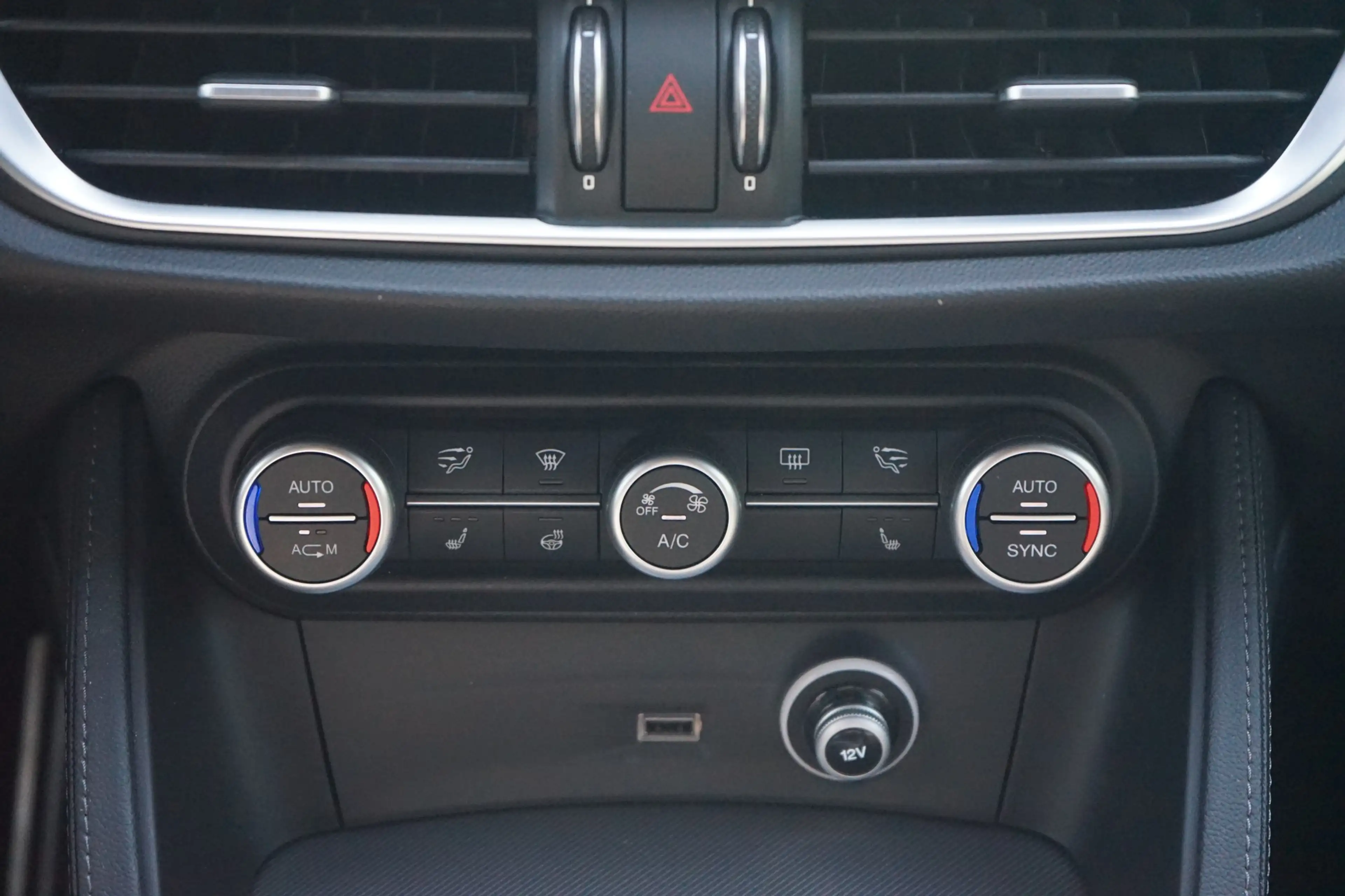 Alfa Romeo Stelvio 2.0 B-Tech Q4 Klimaaut. Sitzheizung Navi — photo 12
