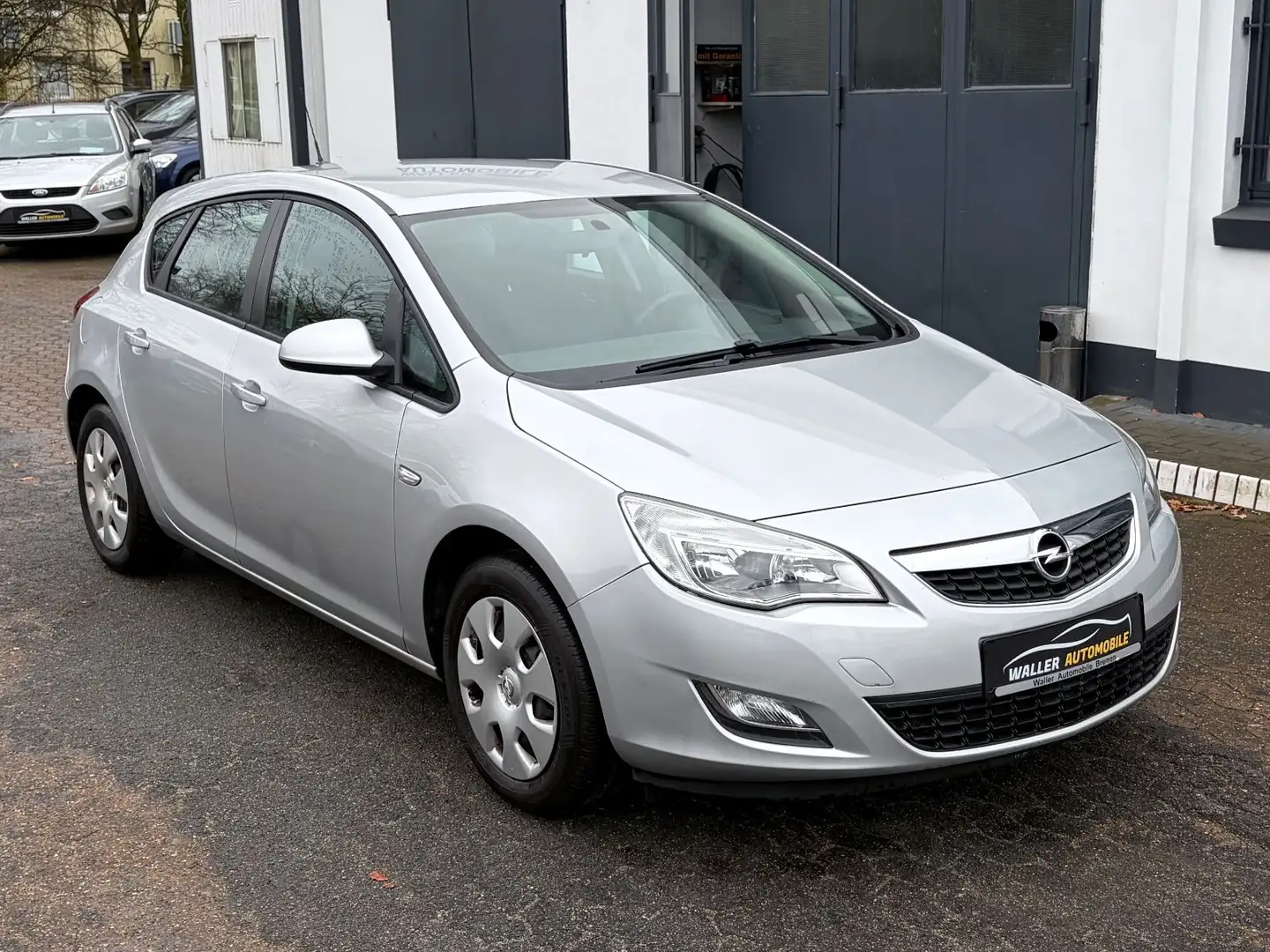 Opel Astra J 1.4 Lim. PDC / UNFALLFREI / EURO 5 Silber - 1