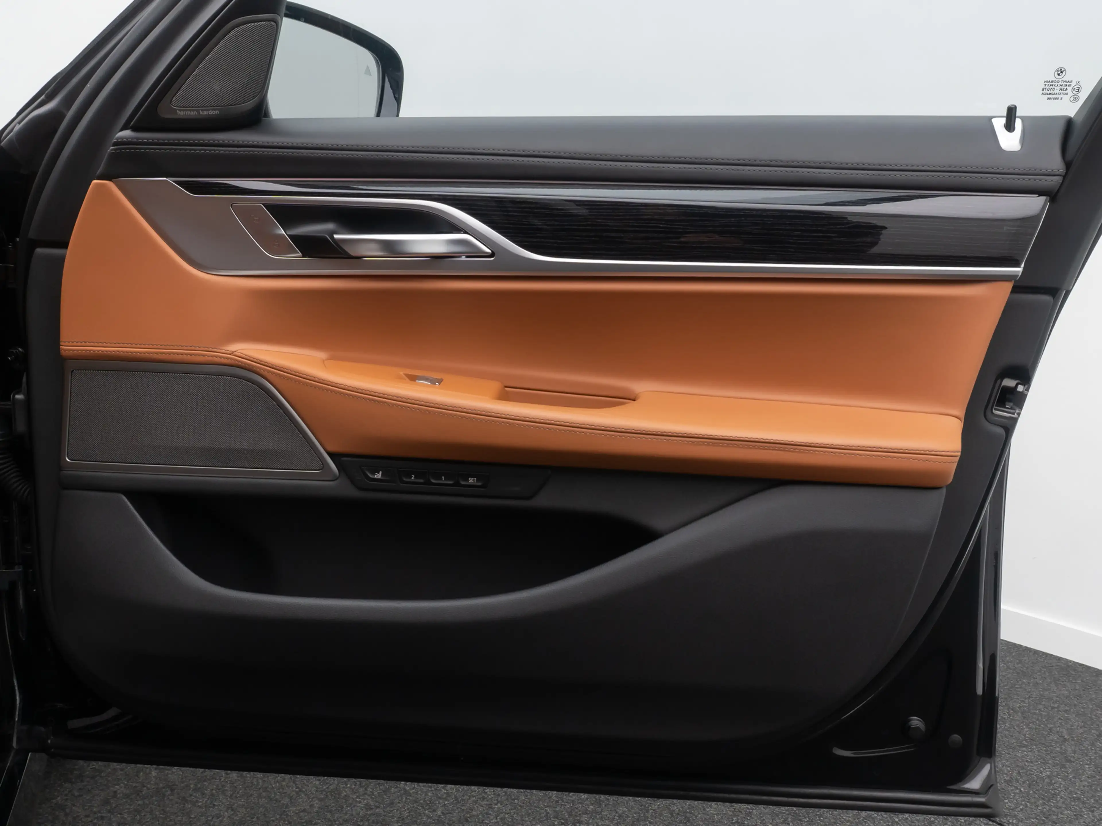 BMW 750 M Sport 360° Massage FondEnt Laser Voll — photo 32