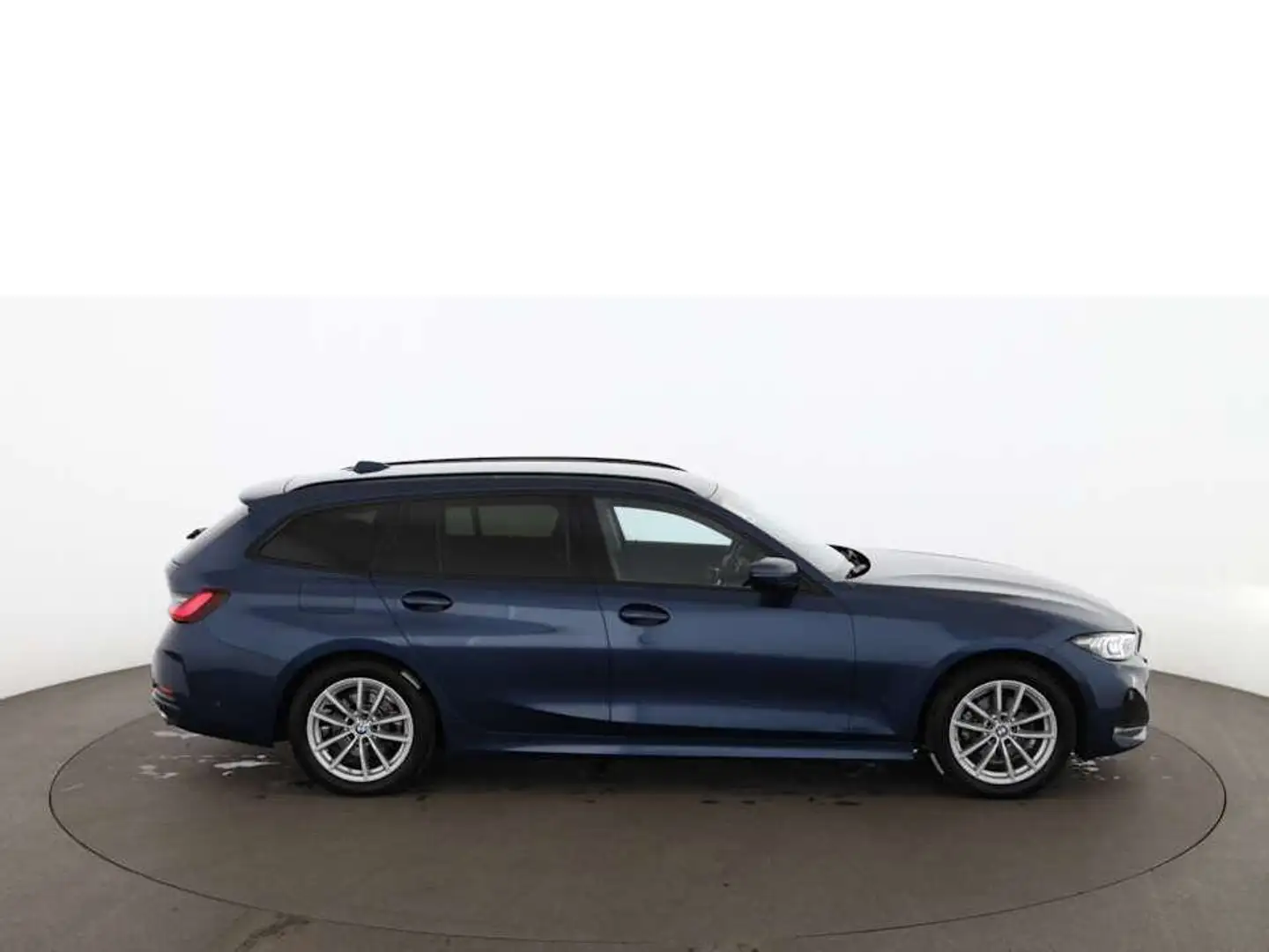 BMW 318 d Touring Aut LED STANDHZG RADAR H&K NAVI Blau - 2