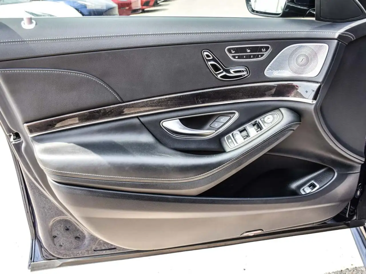 Mercedes-Benz S-Class снимка Mercedes-Benz S-Class
