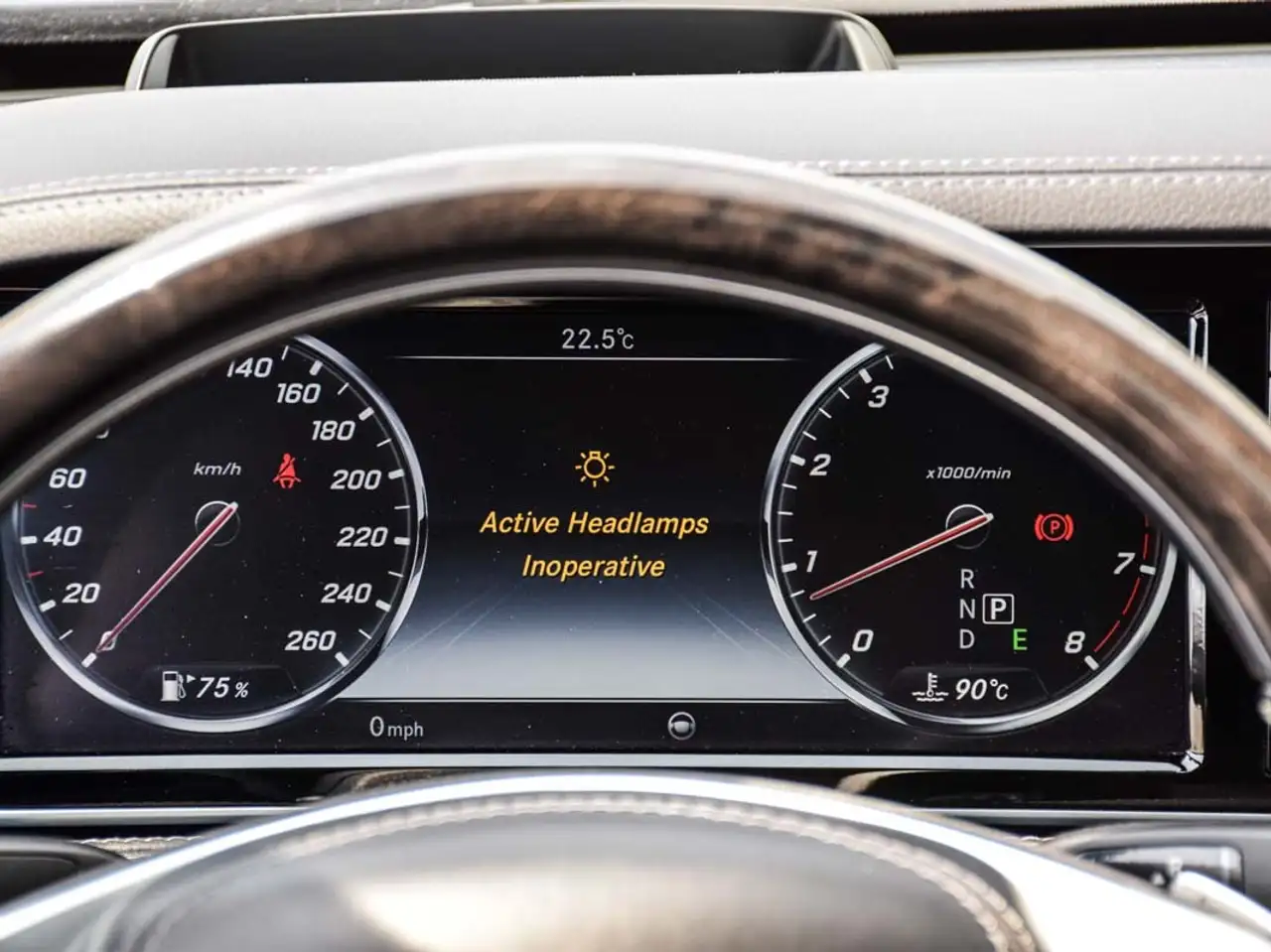 Mercedes-Benz S-Class снимка Mercedes-Benz S-Class