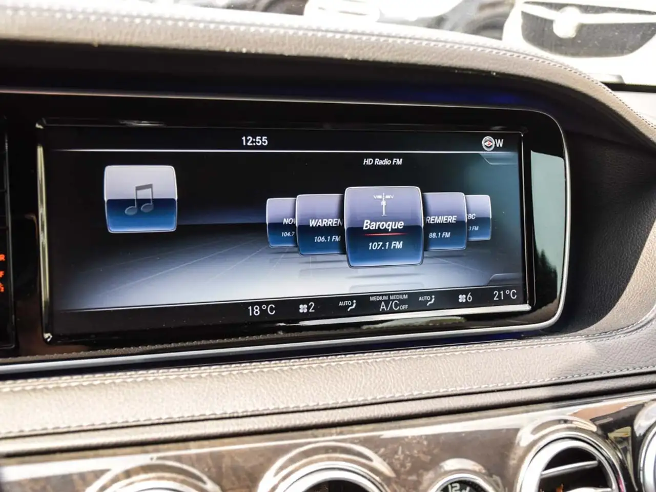 Mercedes-Benz S-Class снимка Mercedes-Benz S-Class