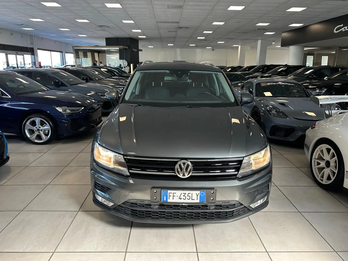 Volkswagen Tiguan 2.0 tdi Business 4motion 150cv Gris - 2