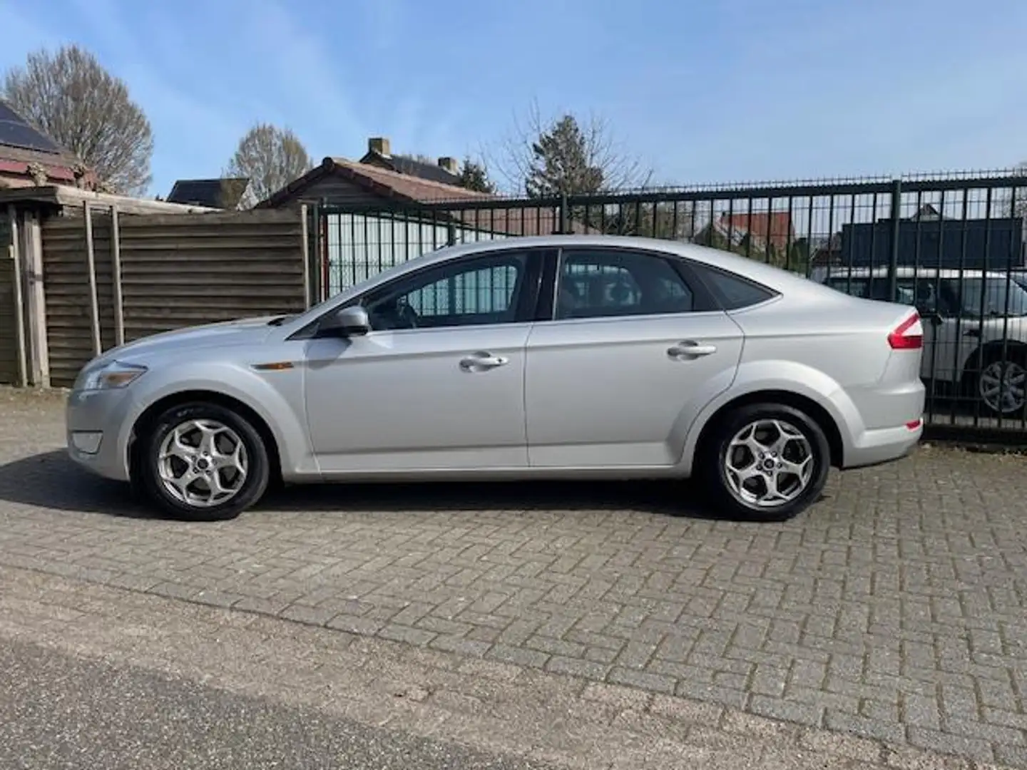Ford Mondeo 2.0-16V Limited Navi Grijs - 2
