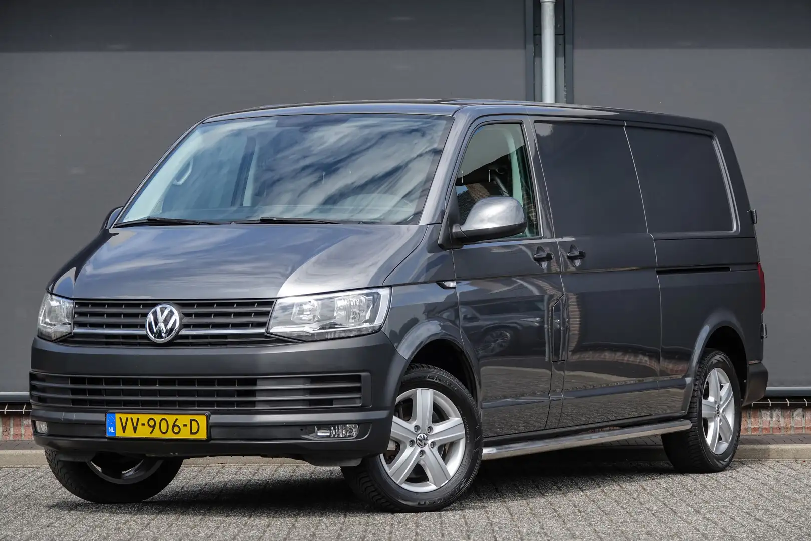 Volkswagen T6 Transporter L2H1 2.0Tdi 180Pk DSG7 | 2xSchuifdeur | Leder | Tr Grijs - 1
