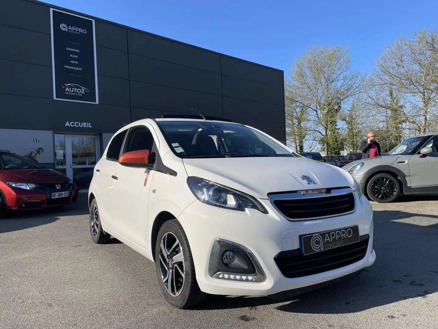 Peugeot 108 1.2i PureTech - 82  BERLINE Top ! Roland Garros Blanco - 2
