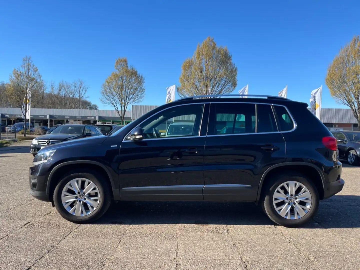 Volkswagen Tiguan 2.0 TDI Scheckheft,1.Hand,Kamera,Navi,TÜV Schwarz - 2