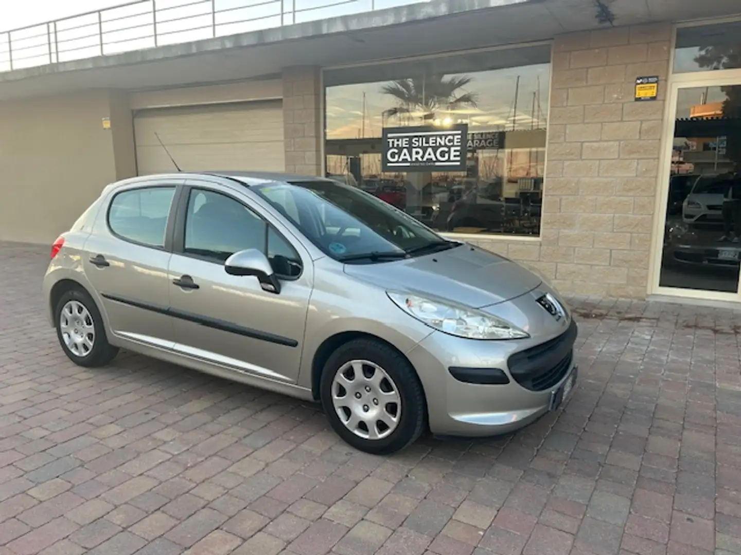 Peugeot 207 1.4i Confort 75 Gris - 1
