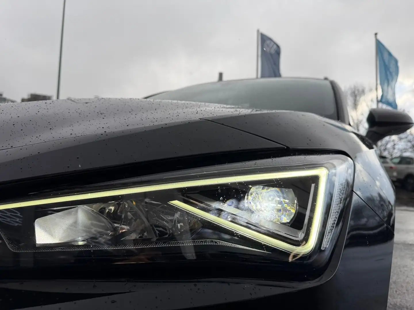 SEAT Leon ST 2,0 TDI DSG FR- Line 4Drive AHK Schwarz - 2