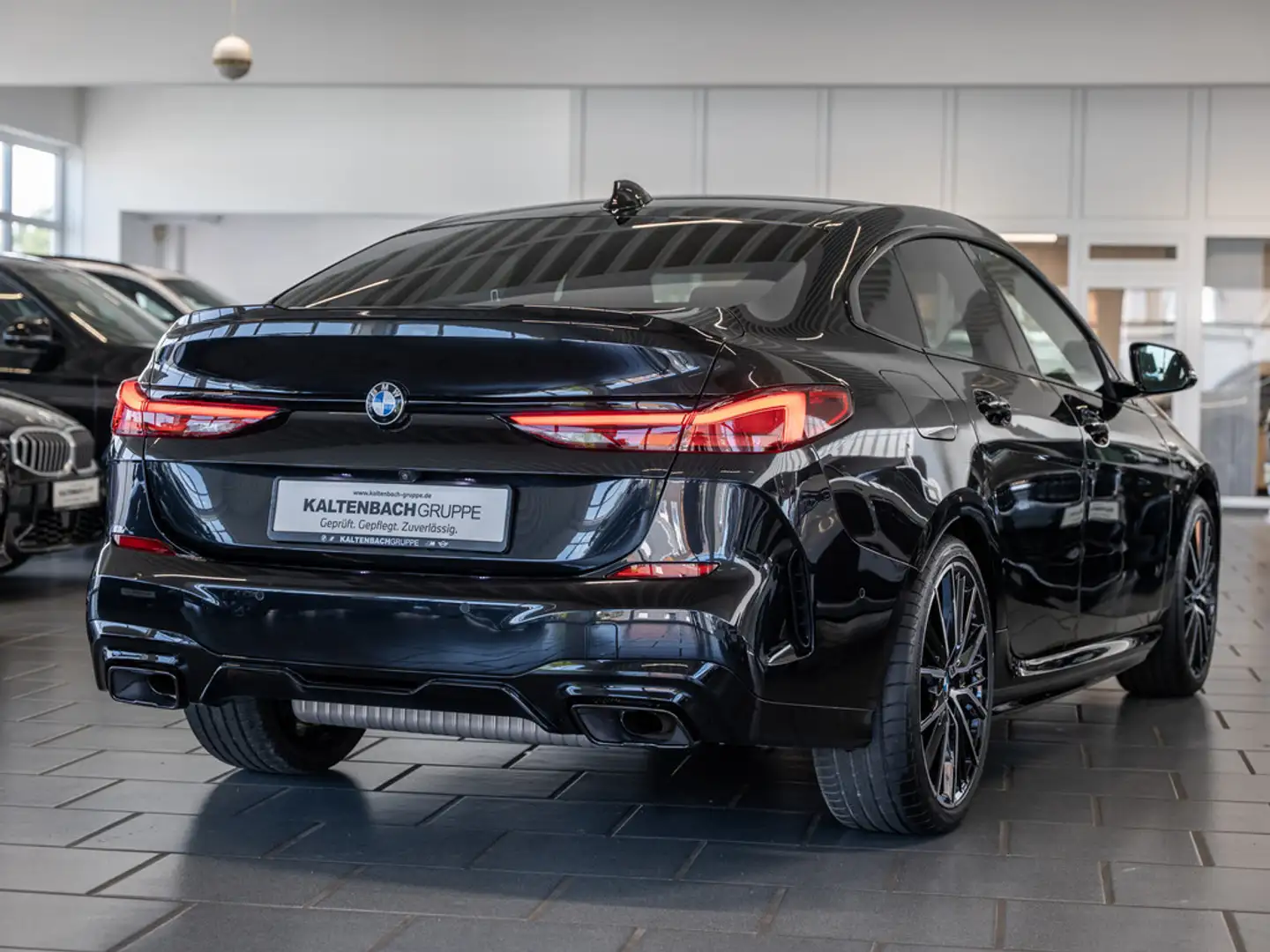 BMW 235 Mi Gran Coupe xDrive PANO HUD LED ACC NAVI Zwart - 2