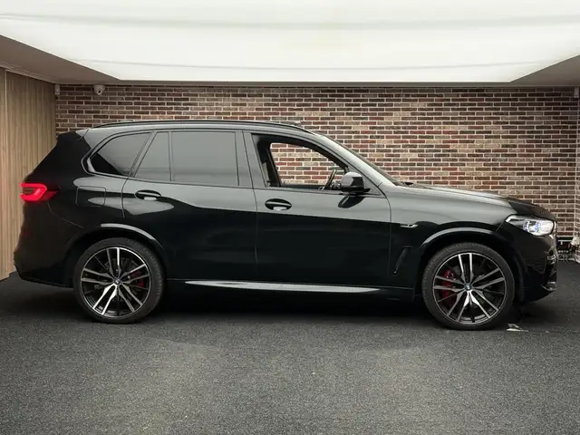 BMW X5 Xdrive45e view 4