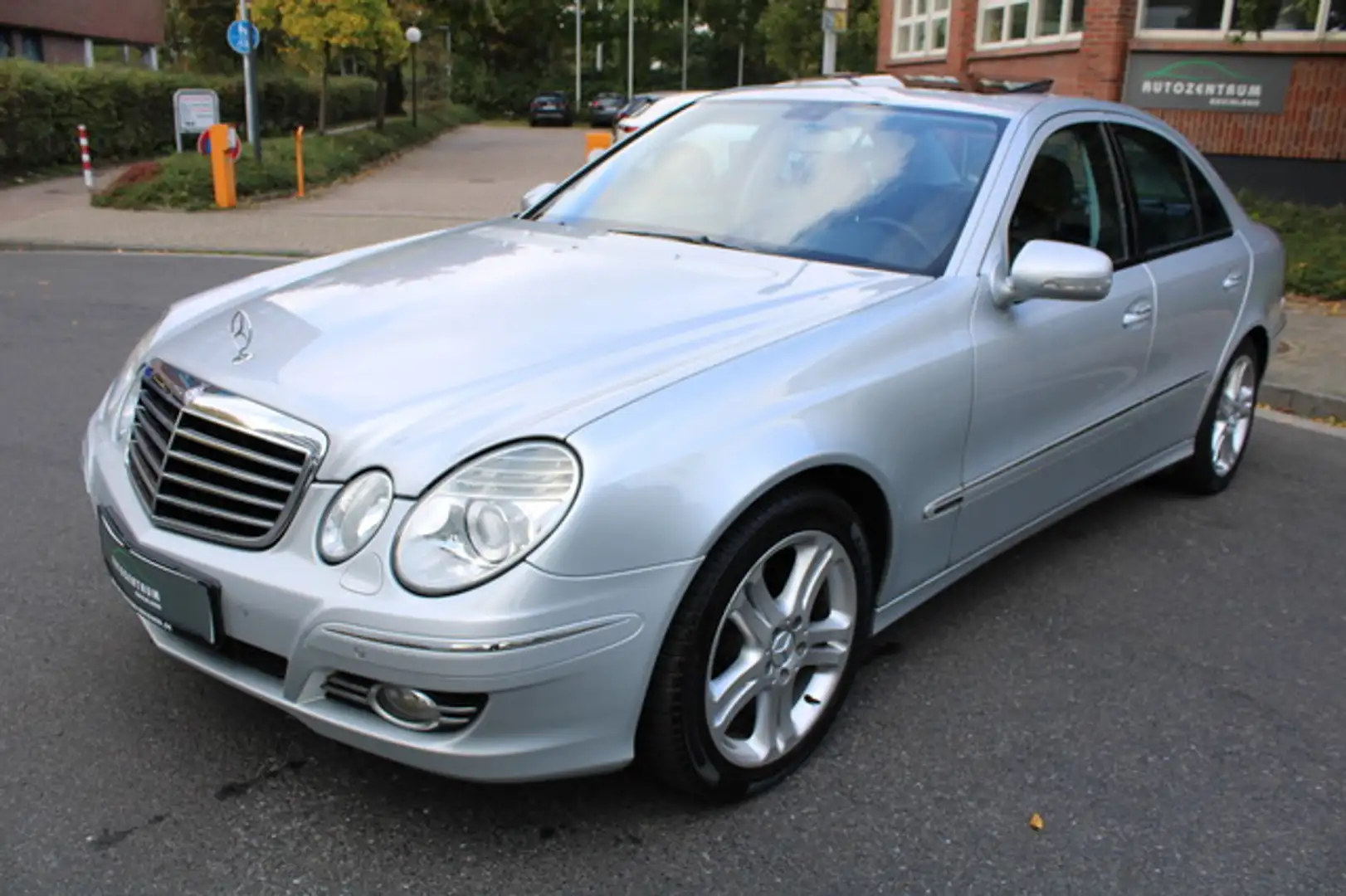 Mercedes-Benz E 280 CDI Avantgarde Leder/Xenon/S-Dach/AHK/Navi Zilver - 2