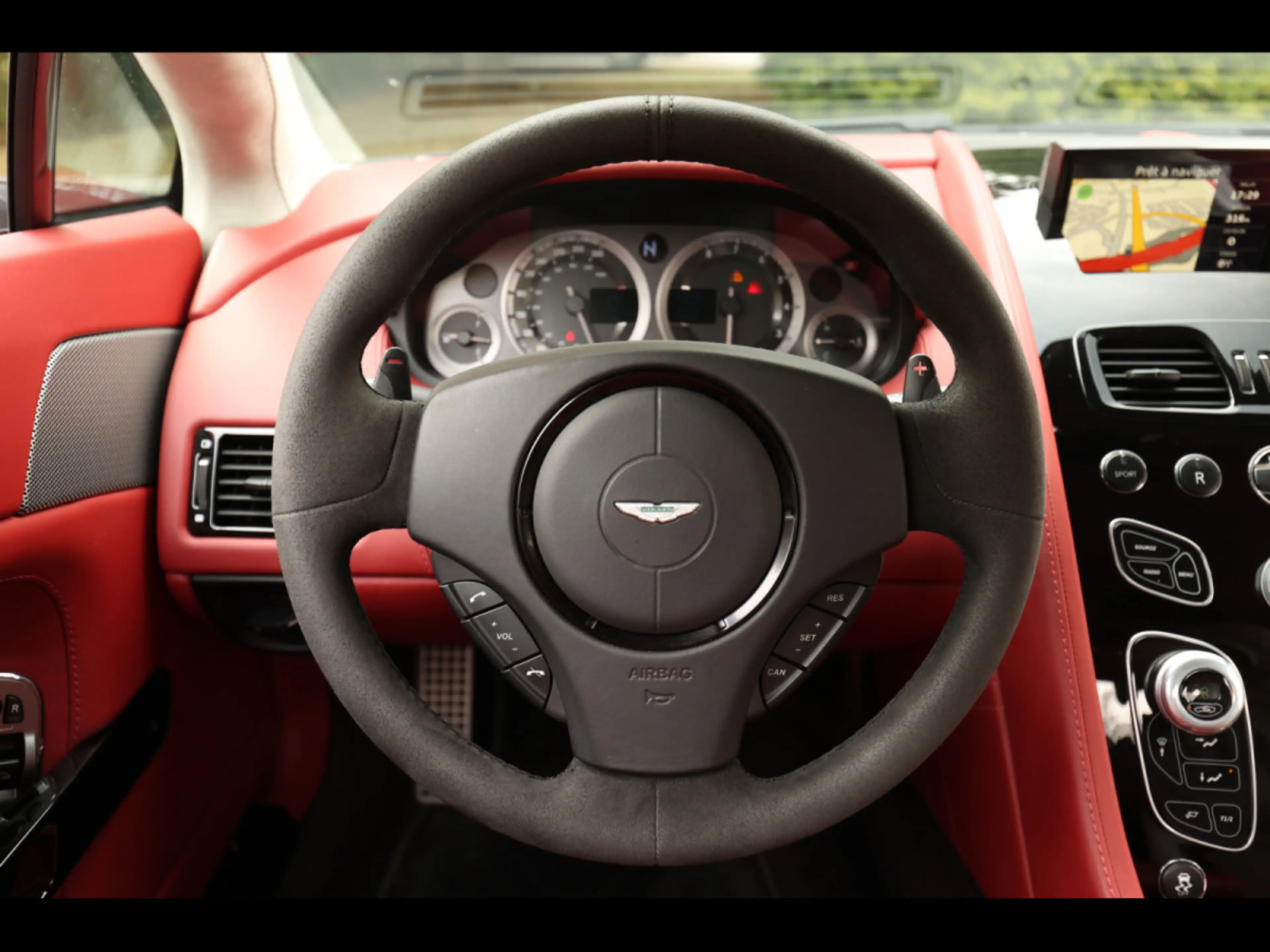 Aston Martin V8 Vantage S COUPE SPORTSHIFT II°STRATUS WHITE METALL — photo 10