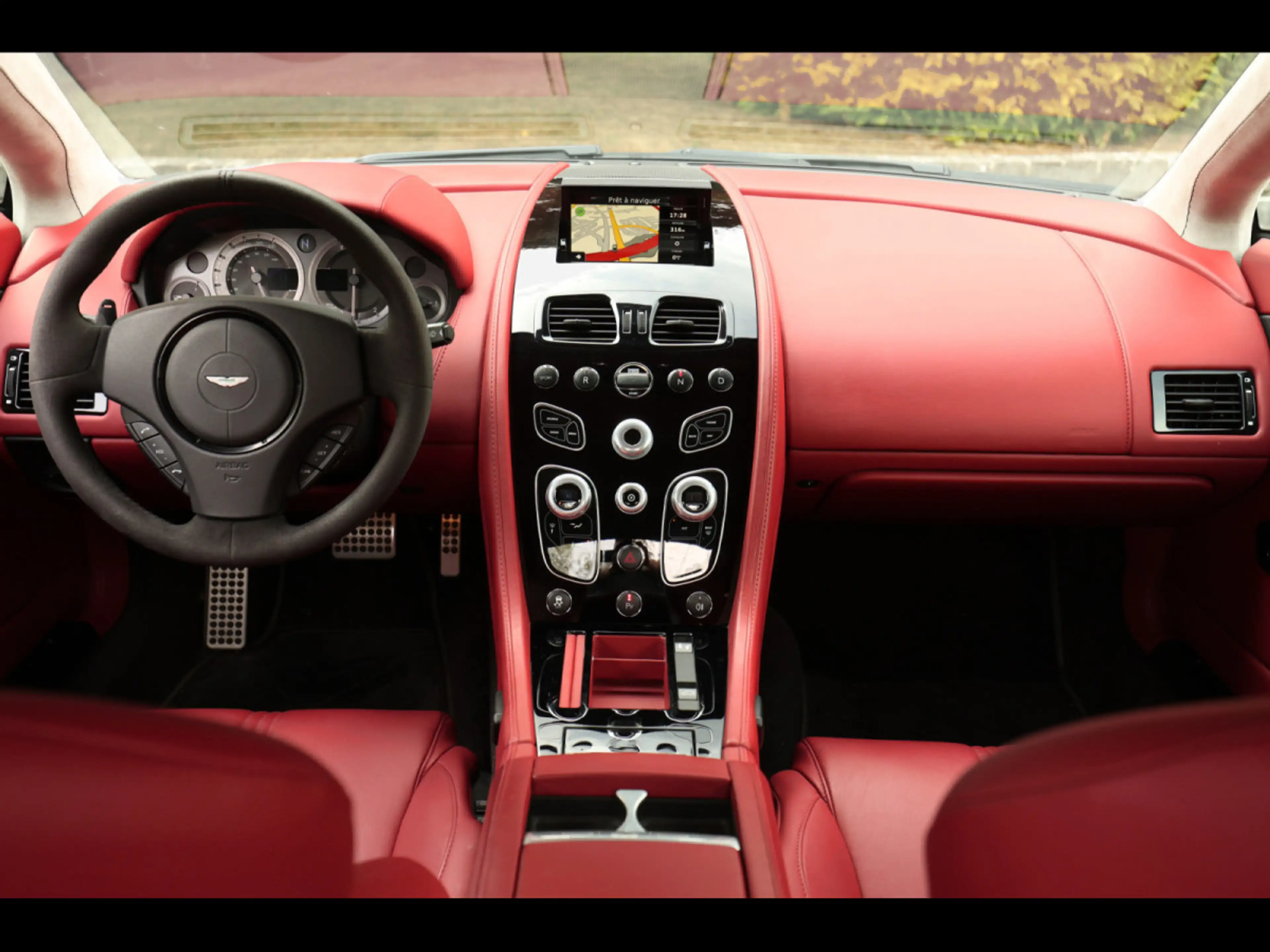 Aston Martin V8 Vantage S COUPE SPORTSHIFT II°STRATUS WHITE METALL — photo 11