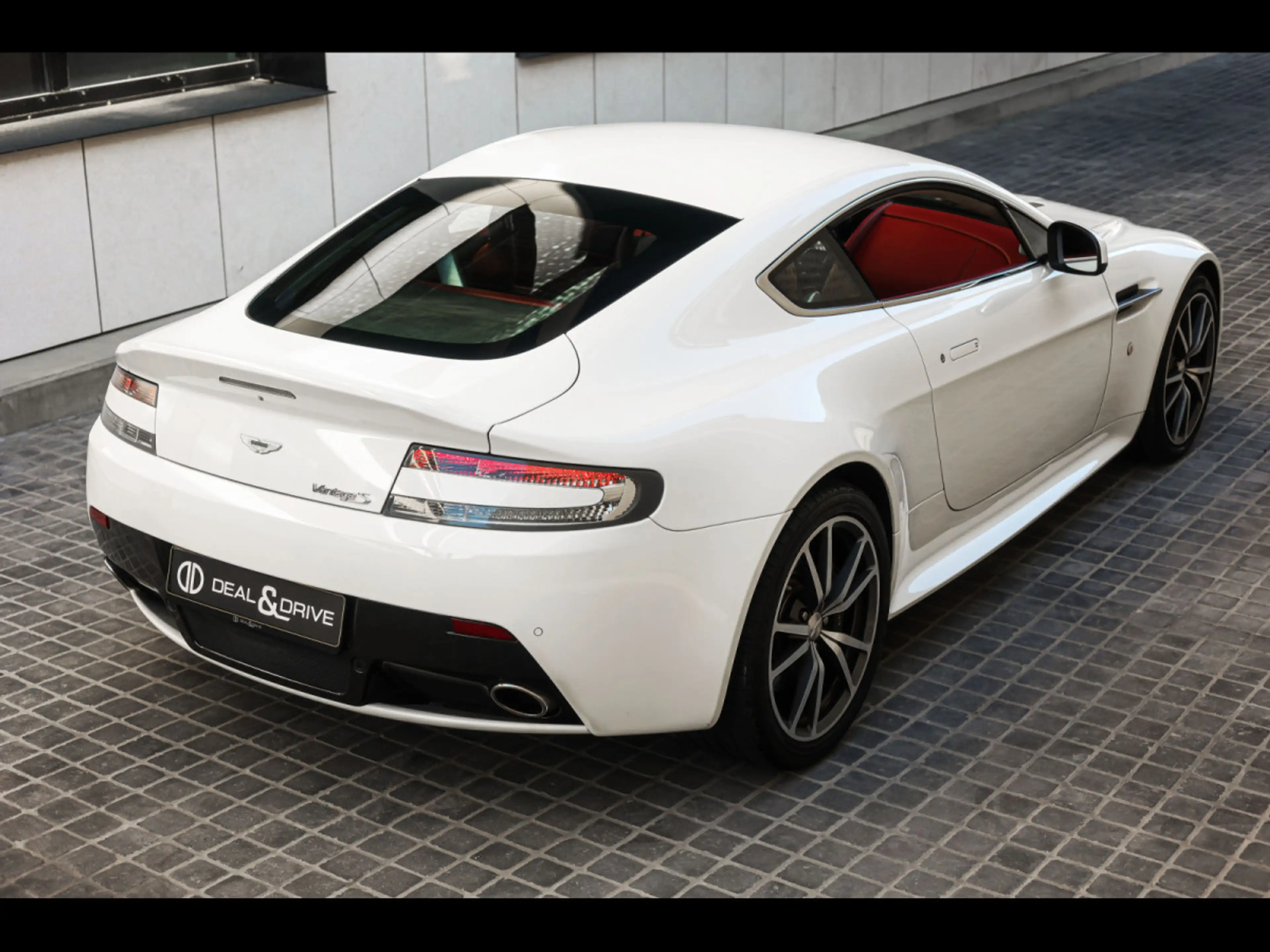 Aston Martin V8 Vantage S COUPE SPORTSHIFT II°STRATUS WHITE METALL — photo 6