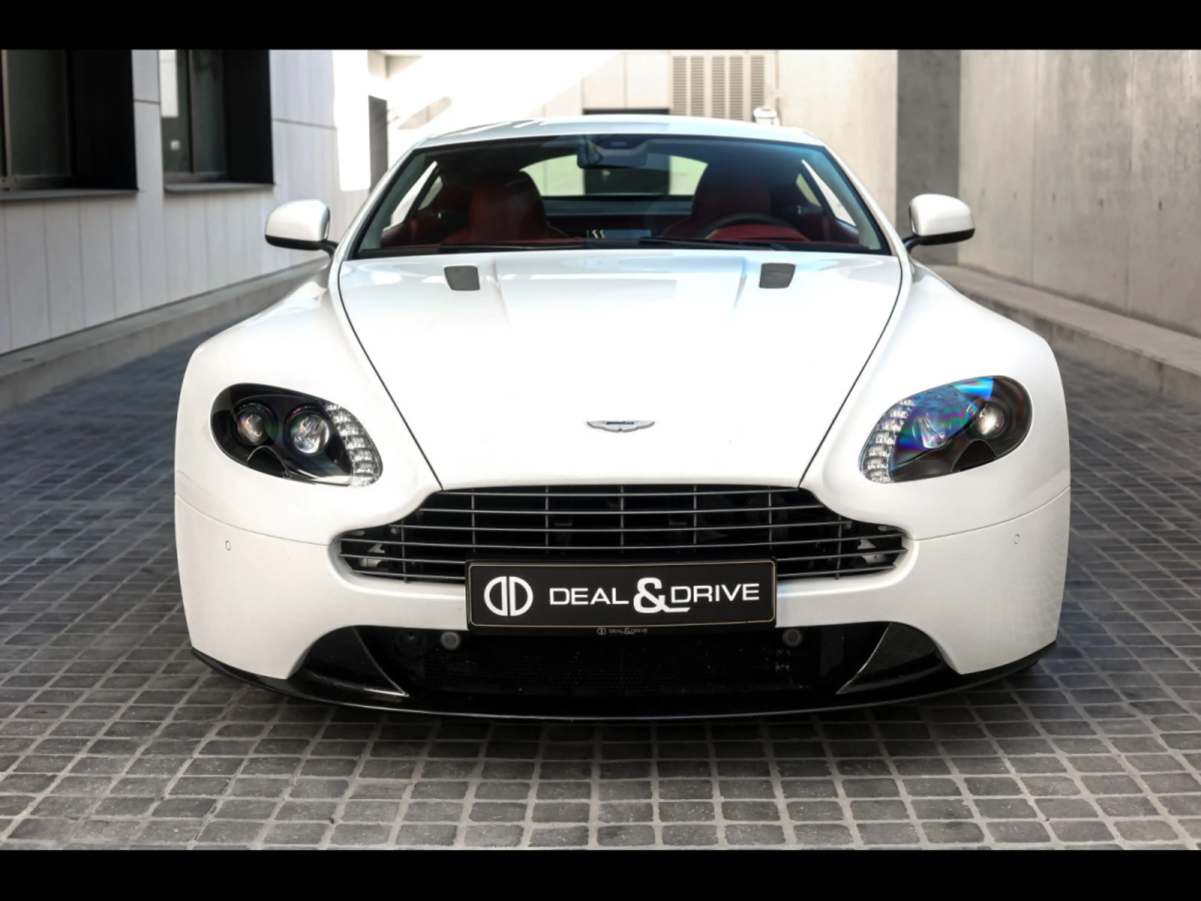 Aston Martin V8 Vantage S COUPE SPORTSHIFT II°STRATUS WHITE METALL — photo 5