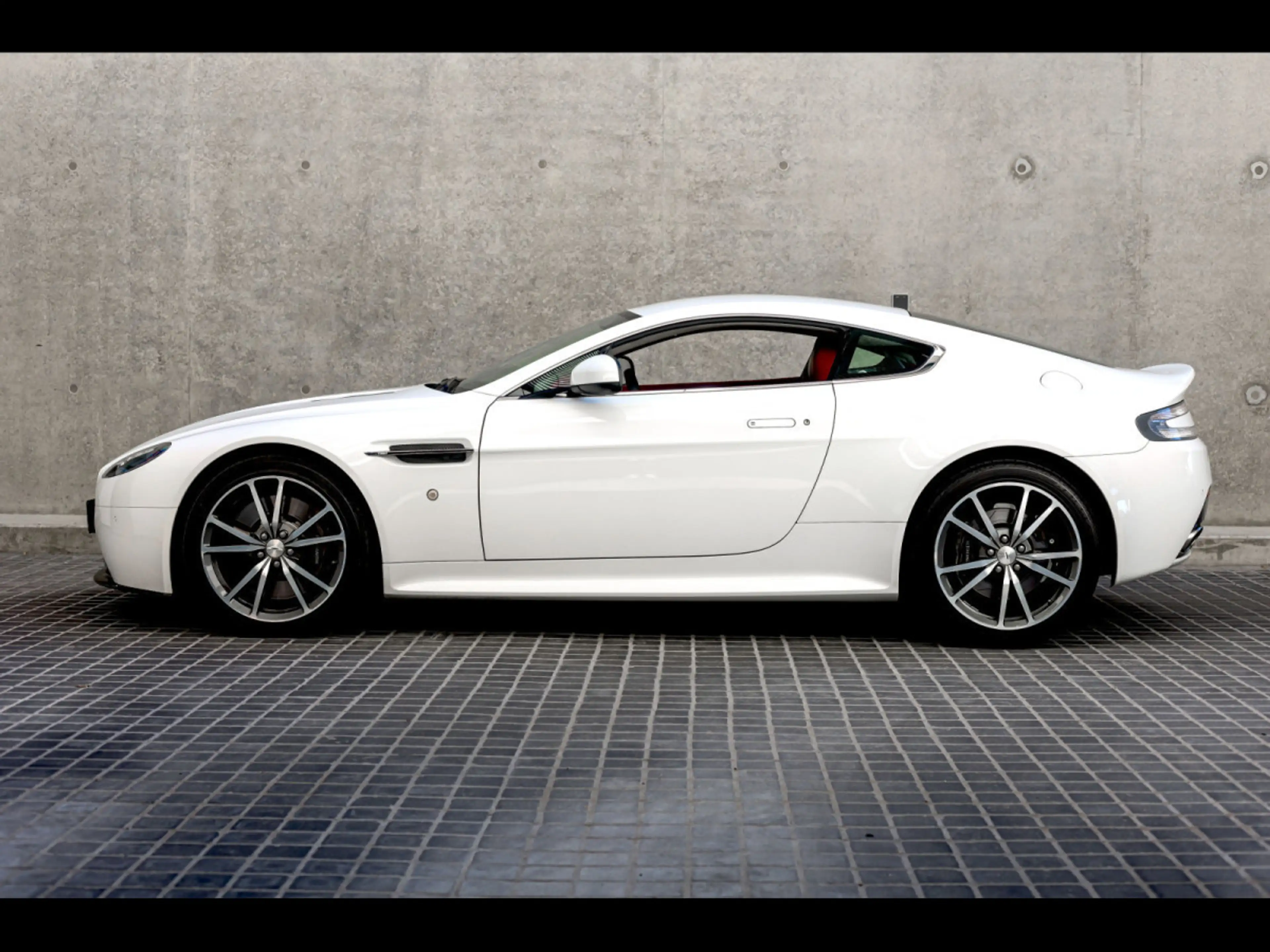 Aston Martin V8 Vantage S COUPE SPORTSHIFT II°STRATUS WHITE METALL — photo 2