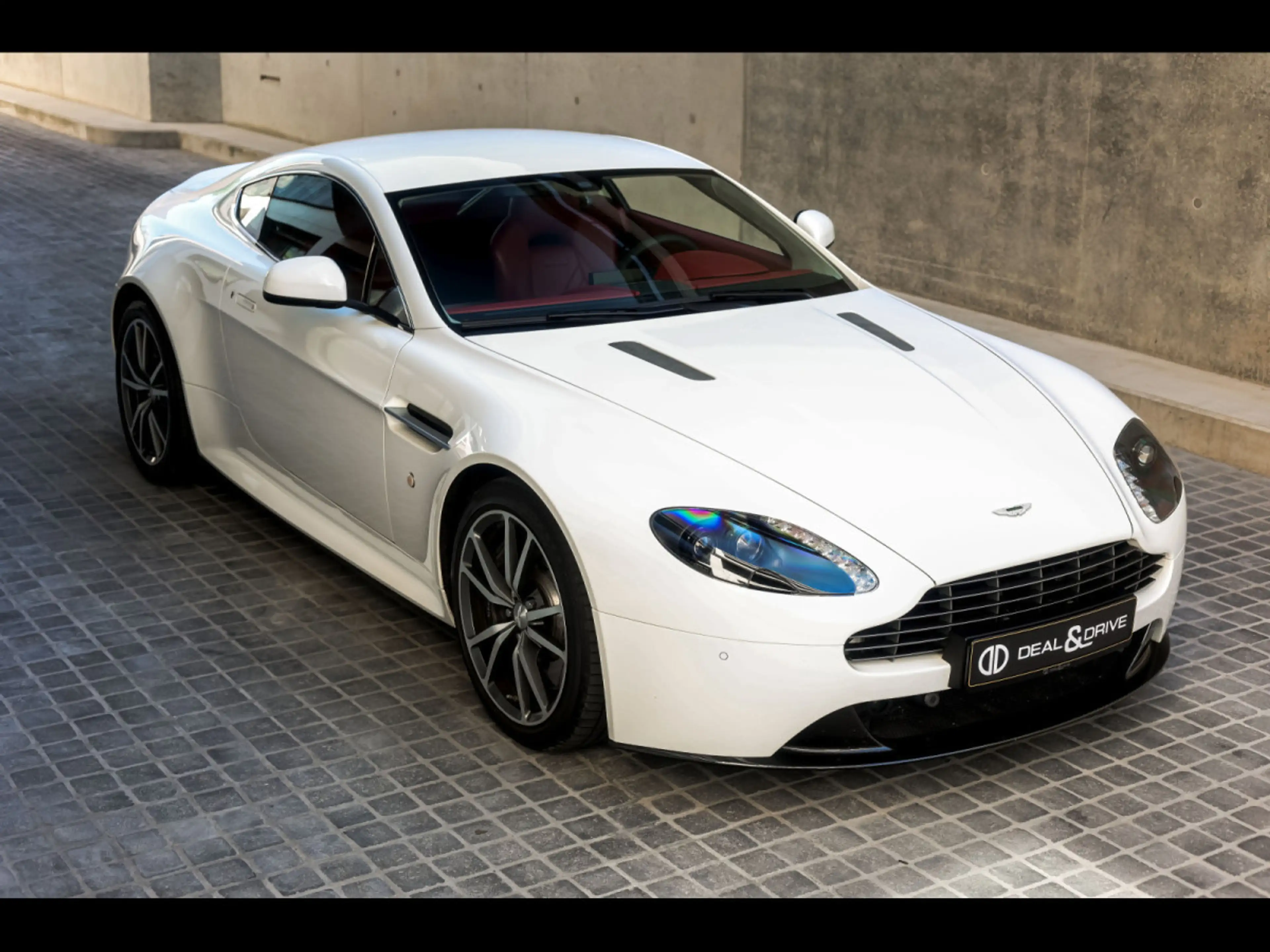 Aston Martin V8 Vantage S COUPE SPORTSHIFT II°STRATUS WHITE METALL — photo 7