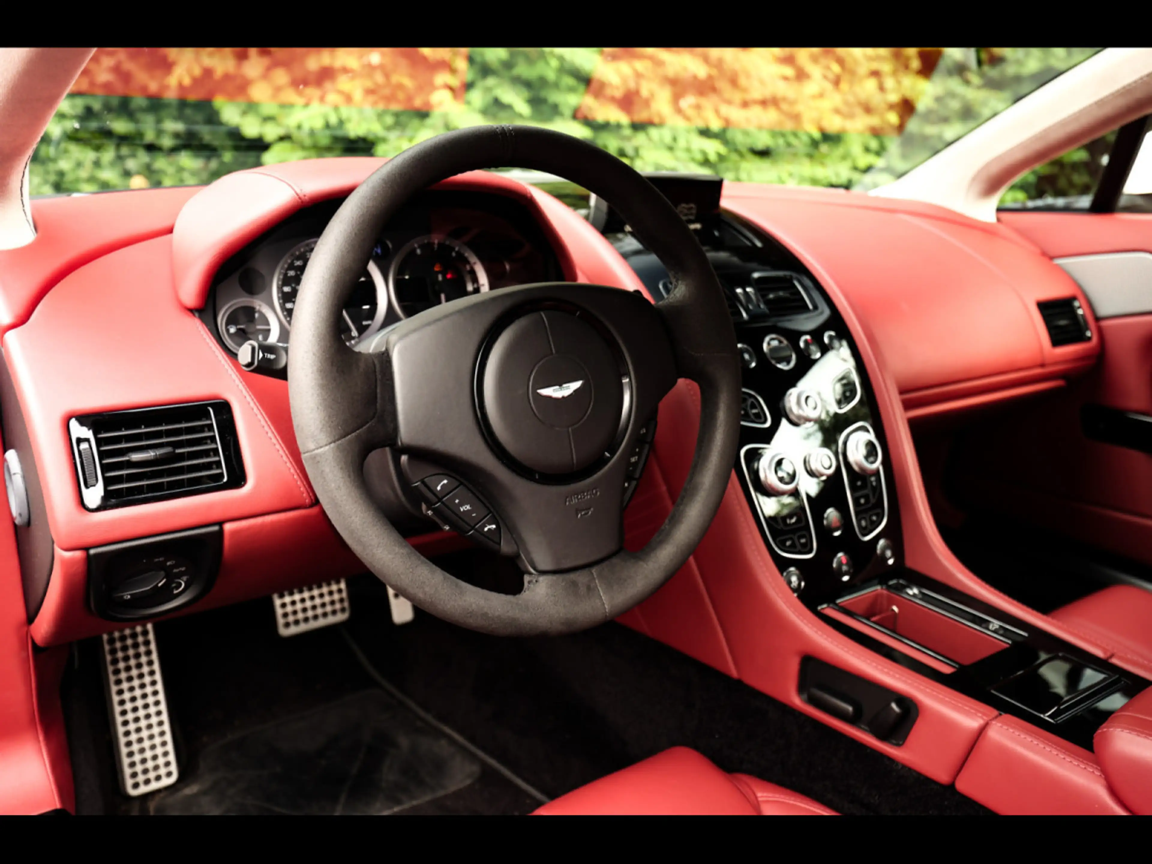 Aston Martin V8 Vantage S COUPE SPORTSHIFT II°STRATUS WHITE METALL — photo 8