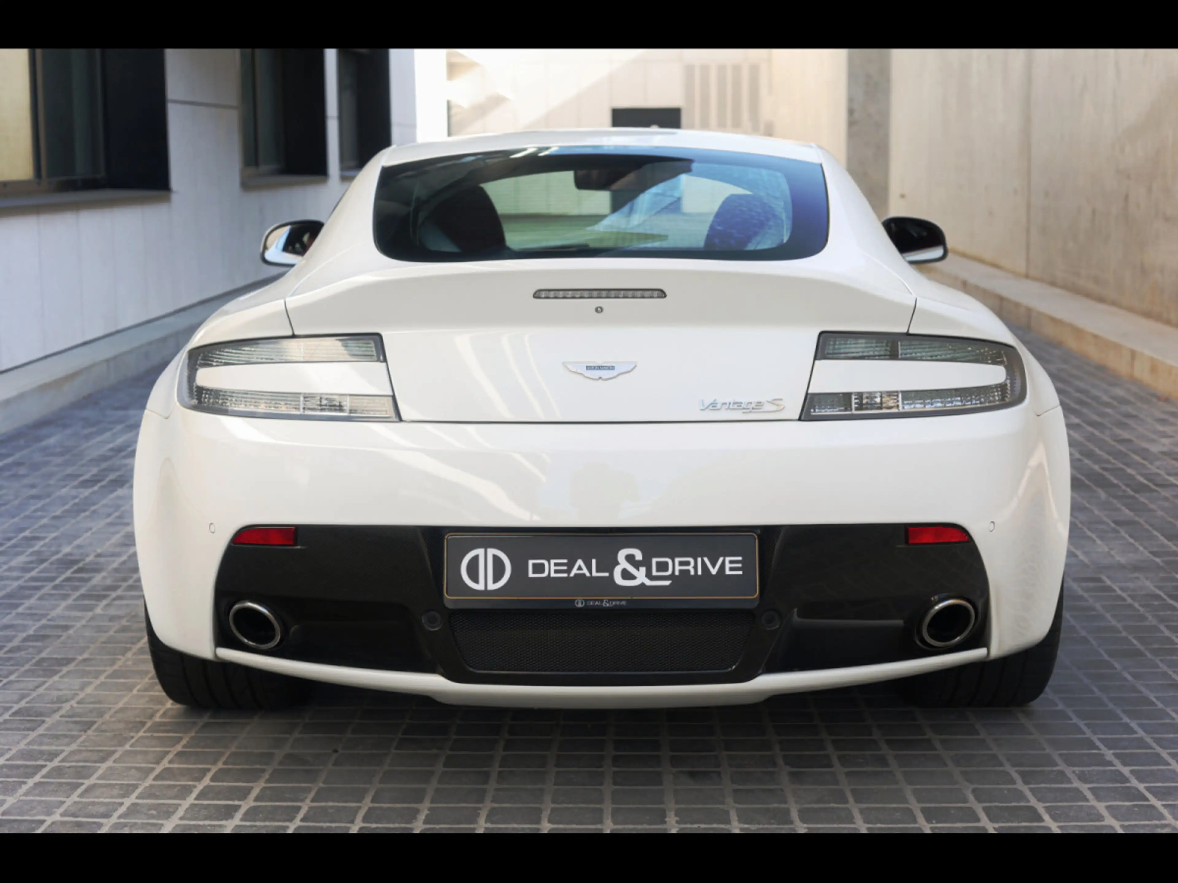 Aston Martin V8 Vantage S COUPE SPORTSHIFT II°STRATUS WHITE METALL — photo 4