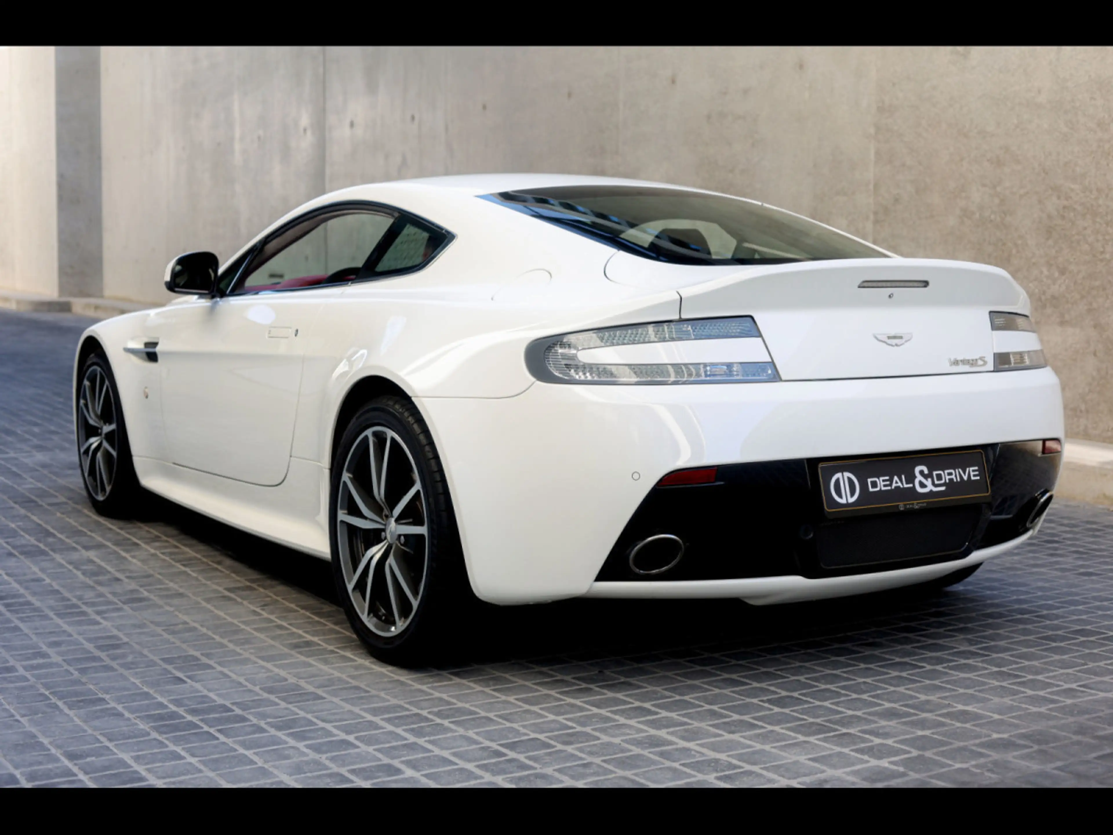 Aston Martin V8 Vantage S COUPE SPORTSHIFT II°STRATUS WHITE METALL — photo 3