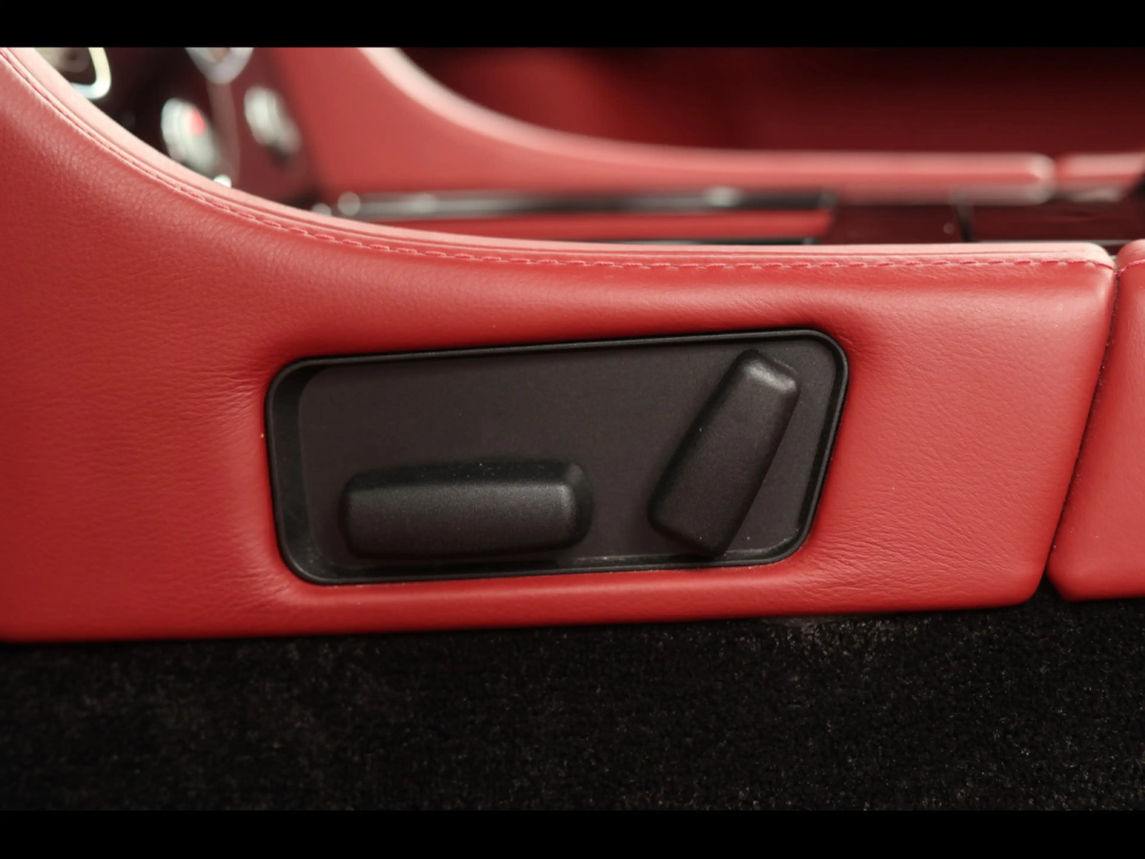 Aston Martin V8 Vantage S COUPE SPORTSHIFT II°STRATUS WHITE METALL — photo 13