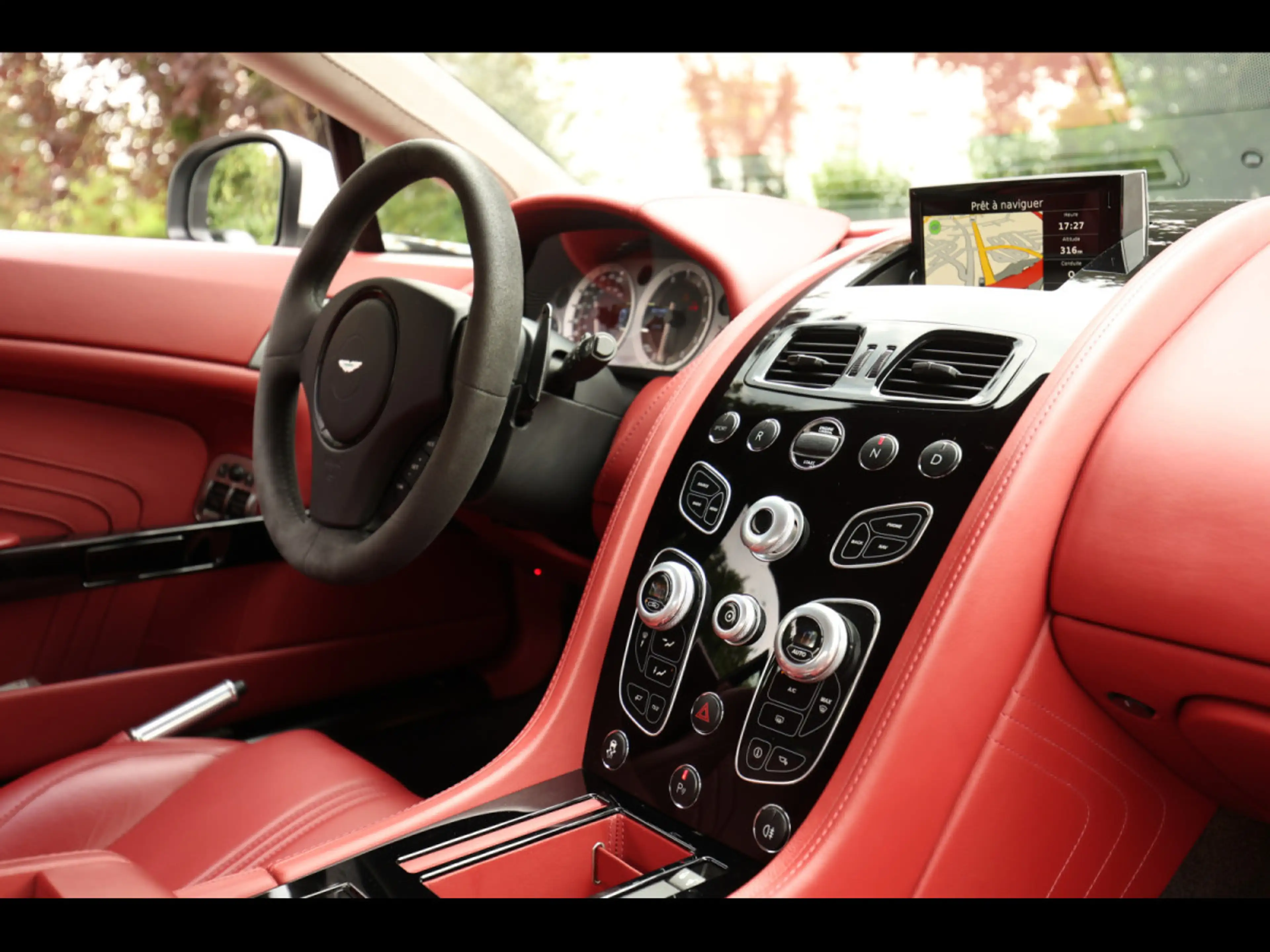 Aston Martin V8 Vantage S COUPE SPORTSHIFT II°STRATUS WHITE METALL — photo 12