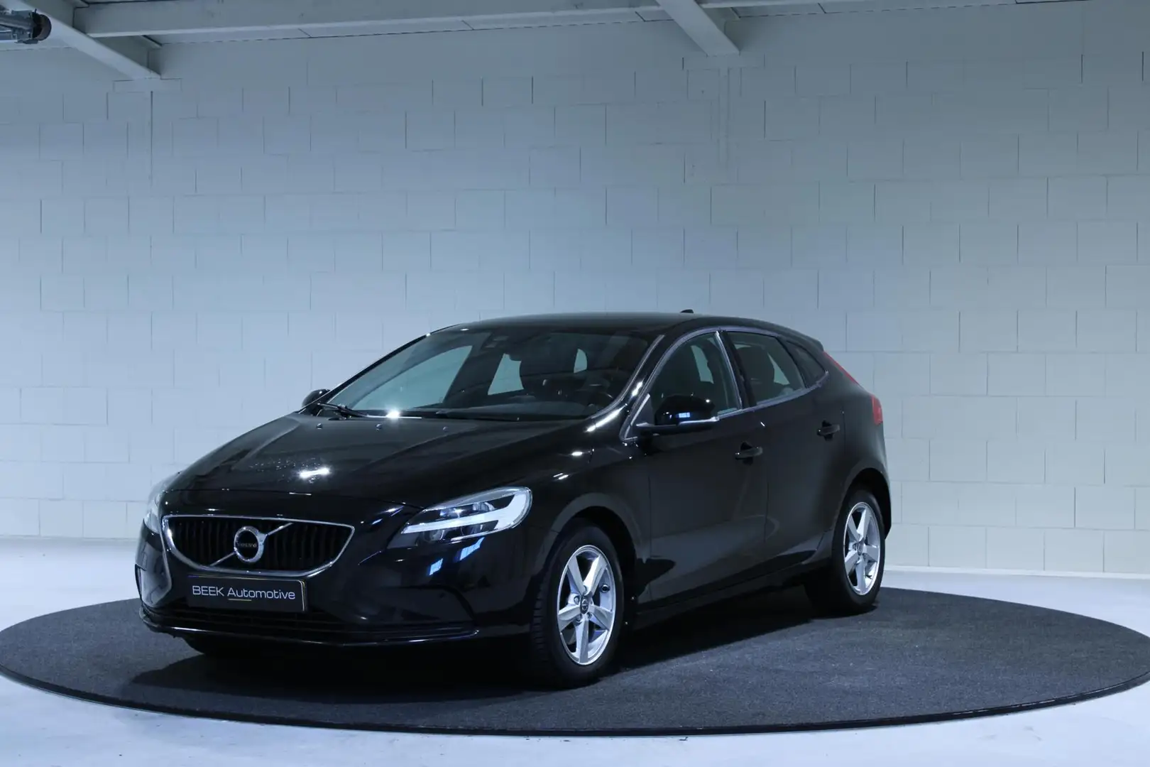 Volvo V40 2.0 T2 Nordic+ | Trekhaak | Stoelverwarming | PDC Noir - 1