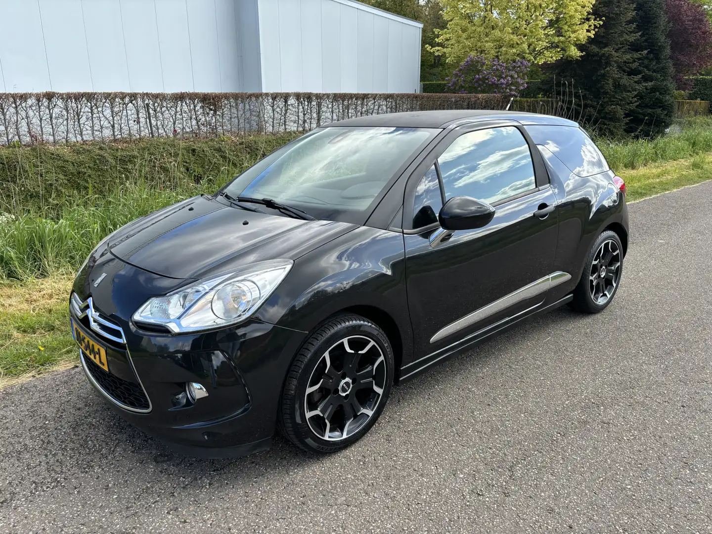 Citroen DS3 1.6 THP Sport Chic / NAVI / AIRCO / HARMAN KARDON Zwart - 2