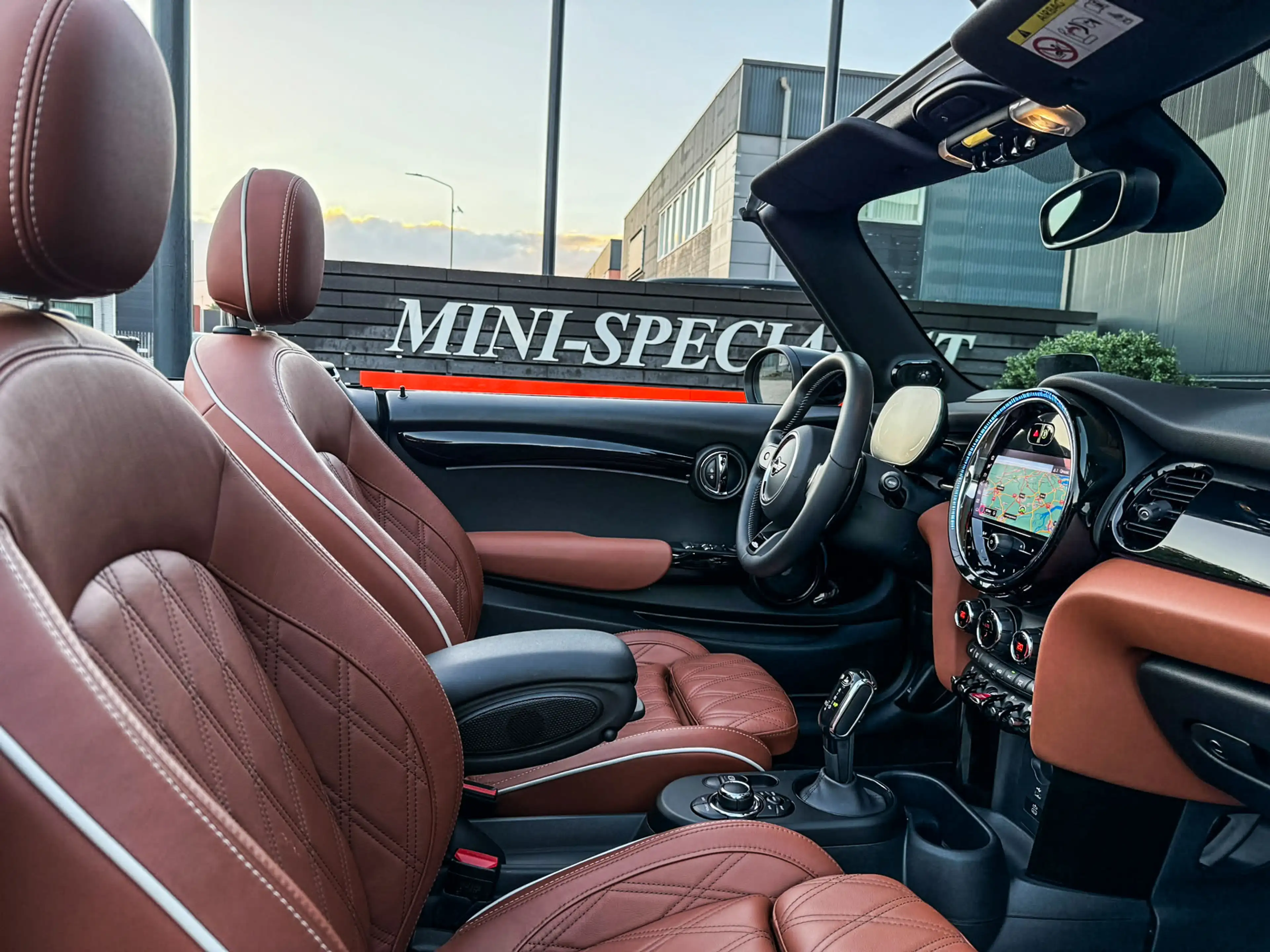 MINI John Cooper Works Cabrio 2.0 JCW Pack F1 aut 231pk/Rooftop grey/Bruin leer/ — photo 2
