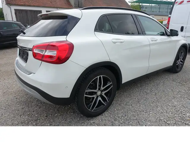 Mercedes-Benz Gla view 4