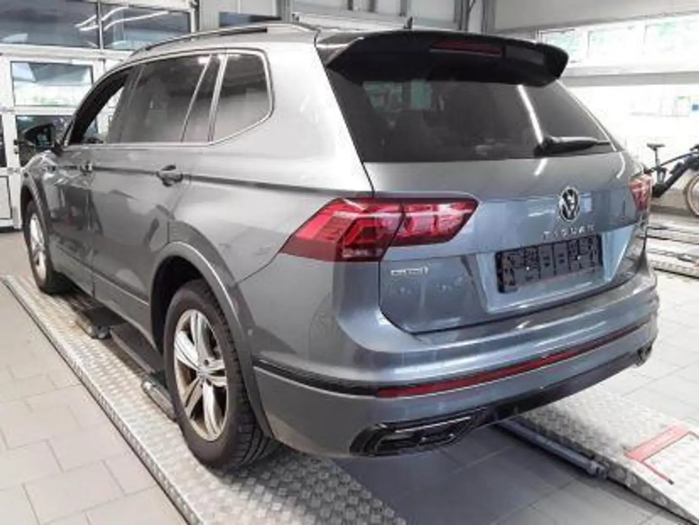 Volkswagen Tiguan R-Line Black Style 4M 2.0 TDI DSG Navi AHK Pano LE Grau - 2