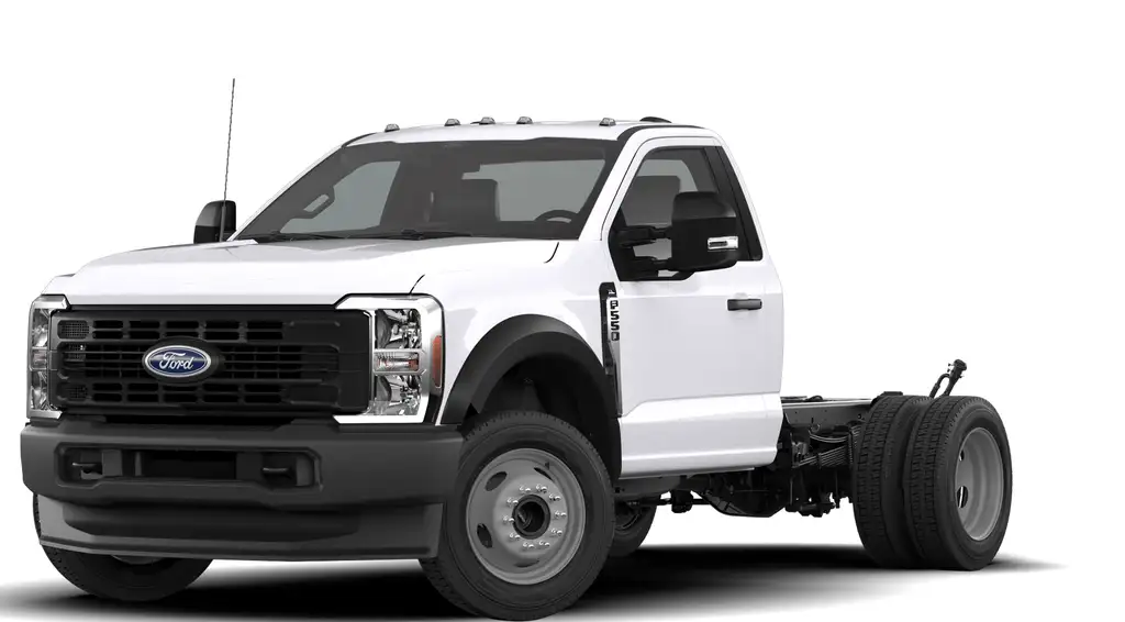 Ford Super Duty F-550 Châssis-cabine blanc prêt à être aménagé.