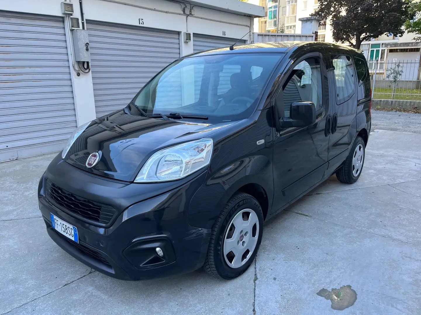 Fiat Qubo 1.3 mjt 16v Lounge 80cv crna - 1