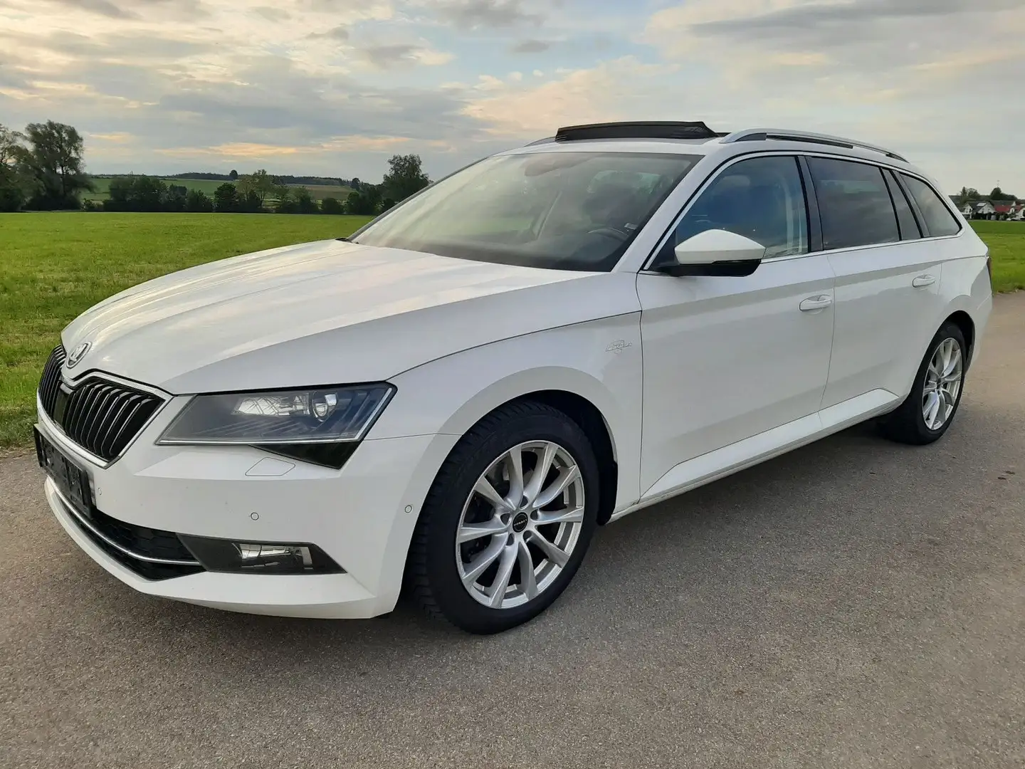 Skoda Superb 2.0 TDI Combi L&K DSG VOLL PANO LEDER AHK Blanc - 1