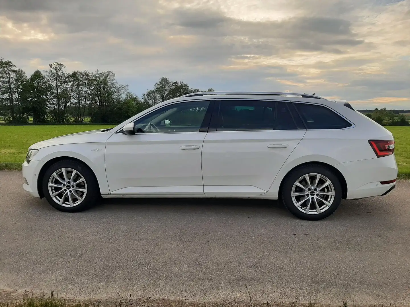 Skoda Superb 2.0 TDI Combi L&K DSG VOLL PANO LEDER AHK Blanc - 2
