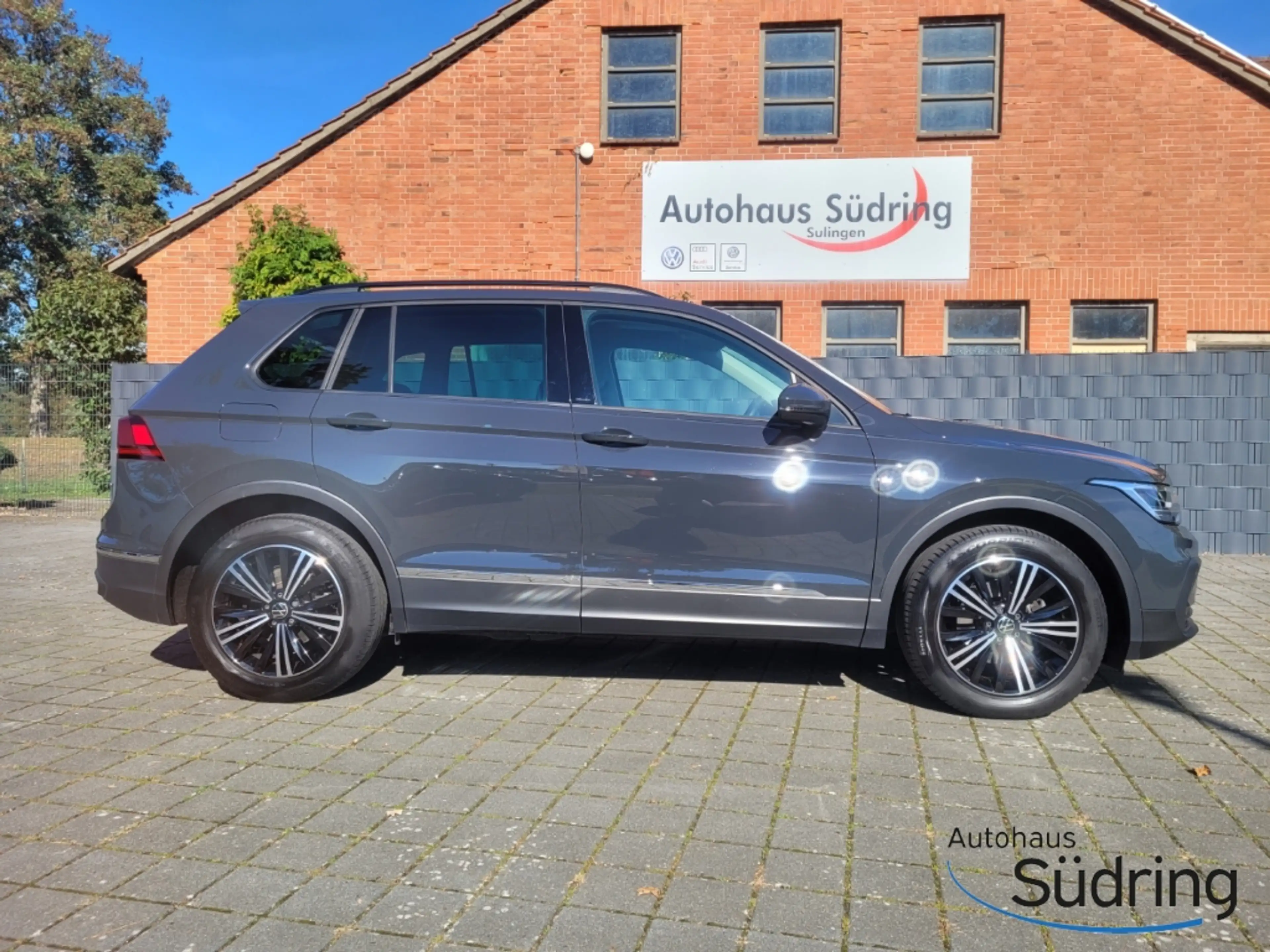 Volkswagen Tiguan Life 2.0 TDI DSG AHK Navi ACC Rückfk. — photo 4
